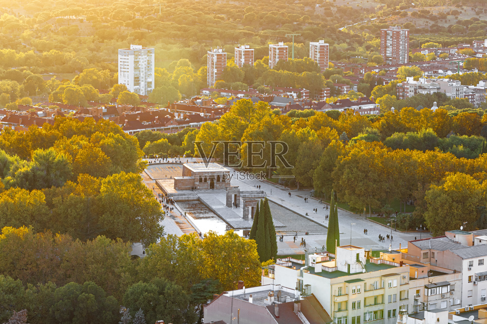 西班牙马德里，德博特神庙傍晚的鸟瞰图。照片摄影图片