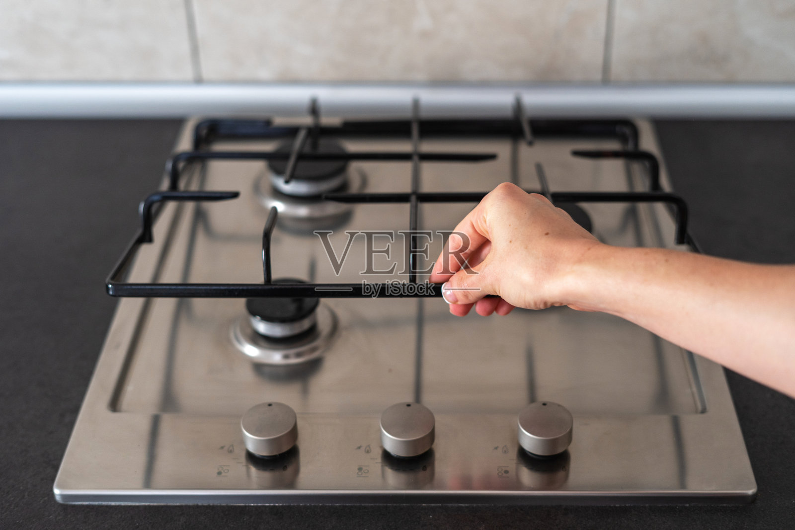 现代厨房煤气炉，台面上有金属燃烧器照片摄影图片