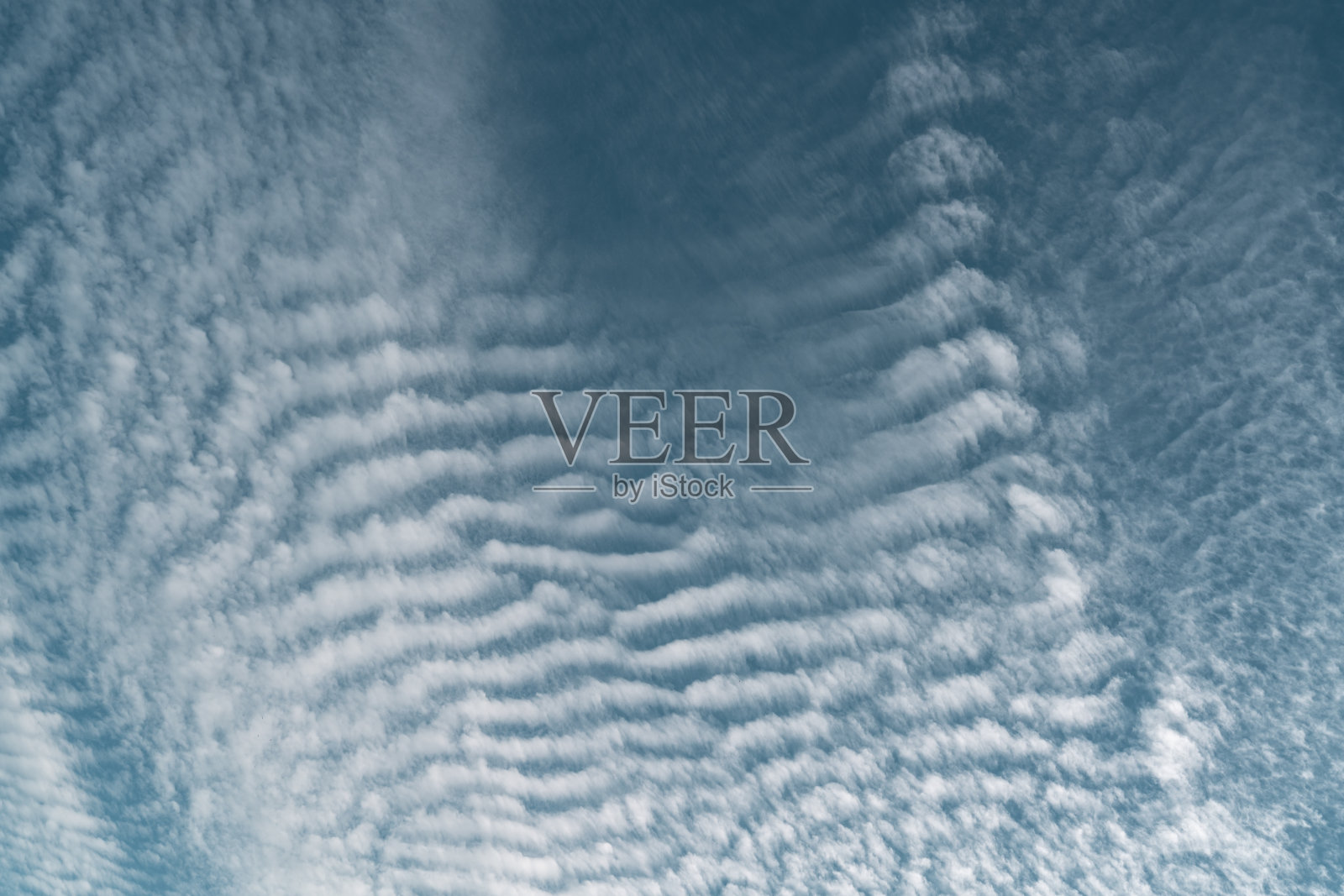 背景从许多白色的小云彩在蓝色的天空照片摄影图片