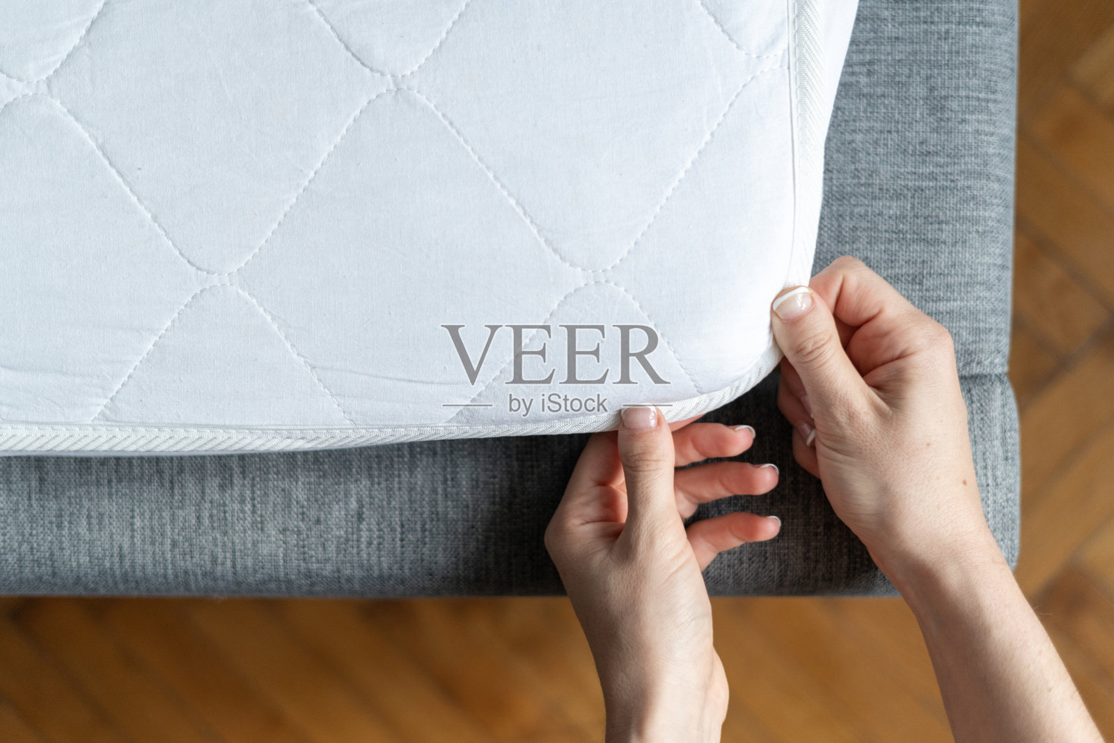 女人手穿着大衣在整形床垫照片摄影图片