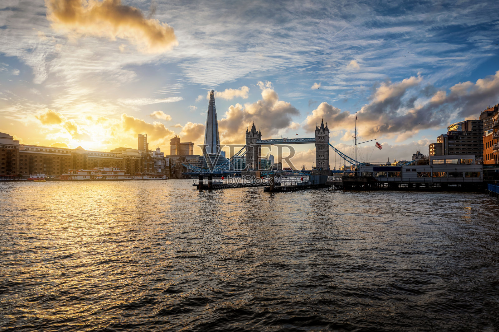 伦敦塔桥和天际线的全景，英国，在一个金色的秋天日落照片摄影图片