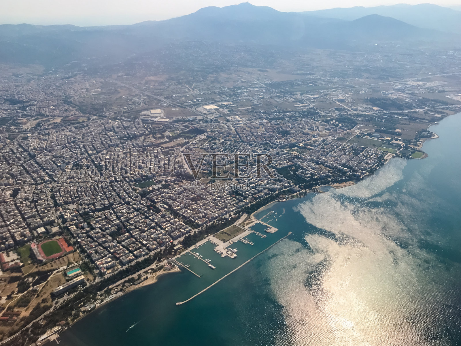 从机场起飞后，鸟瞰希腊塞萨洛尼基的海岸线照片摄影图片