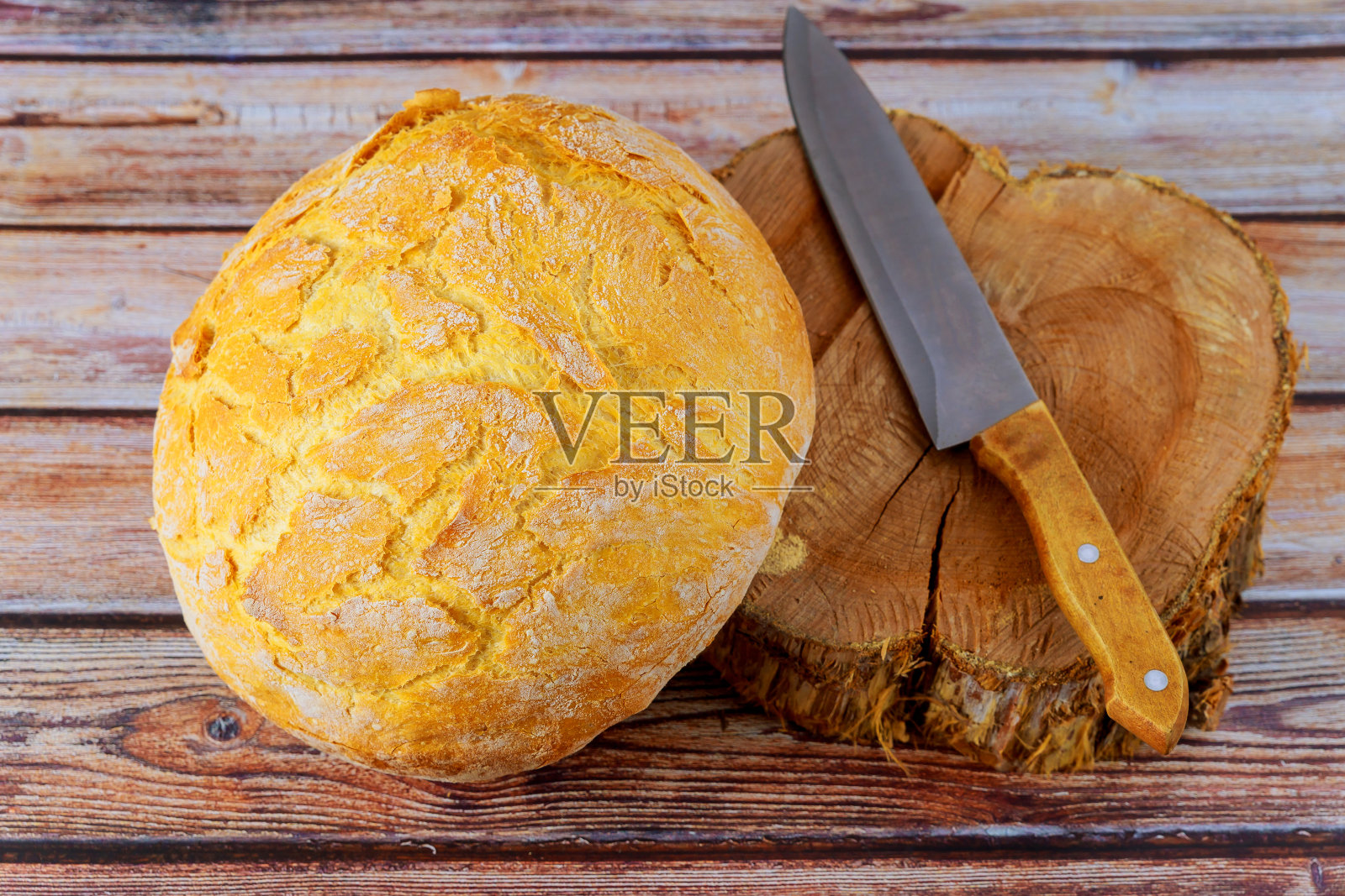 木头背景上的新鲜烤面包。照片摄影图片
