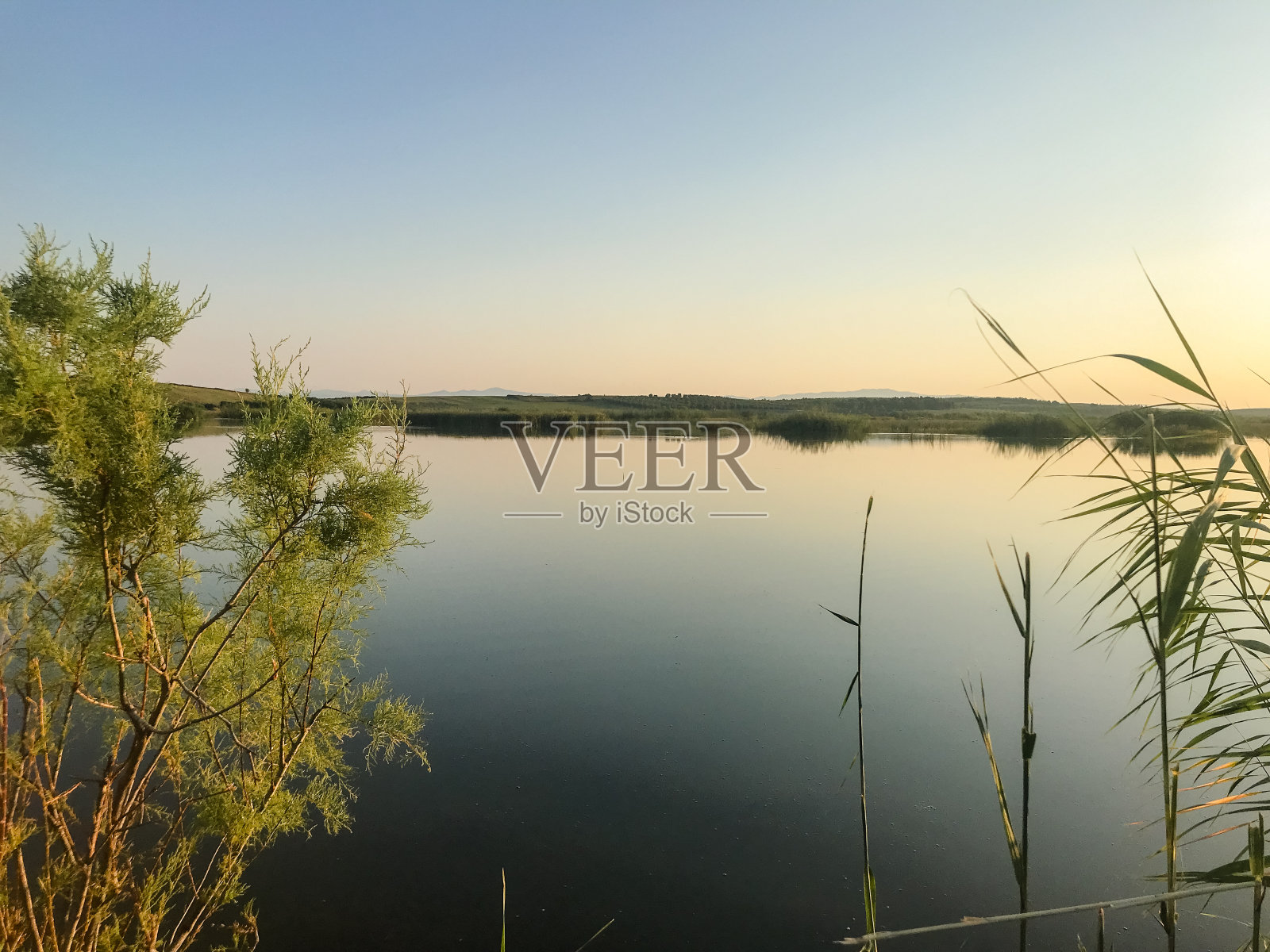 希腊哈尔基迪基河口的日出照片摄影图片