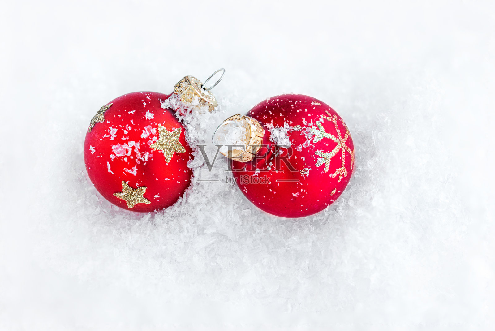 圣诞装饰用的是在雪地里复制的空间。圣诞红饰品俯视图"n照片摄影图片