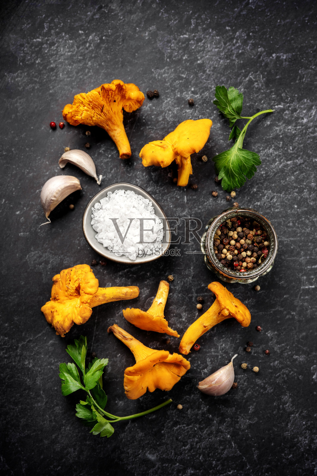 俯视图蘑菇，鸡油菌和香料照片摄影图片