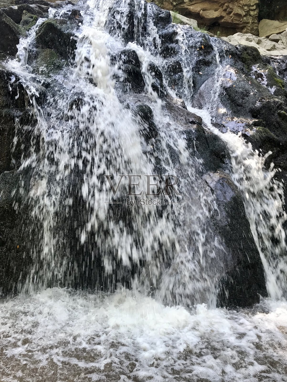 森林里瀑布水流的力量照片摄影图片