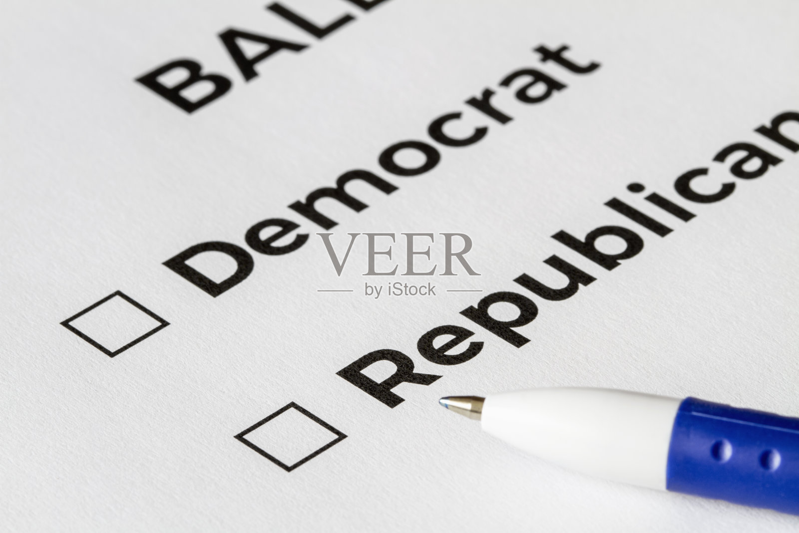 检查表的概念。特写的选票与字民主党和共和党与复选框和笔在上面。照片摄影图片
