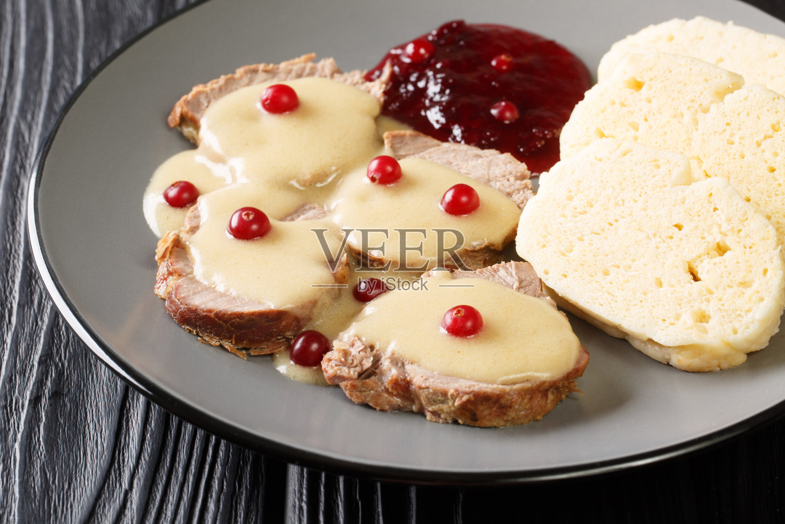 舒适的食物来自捷克共和国Svickova na smetane近距离在盘子里。水平照片摄影图片