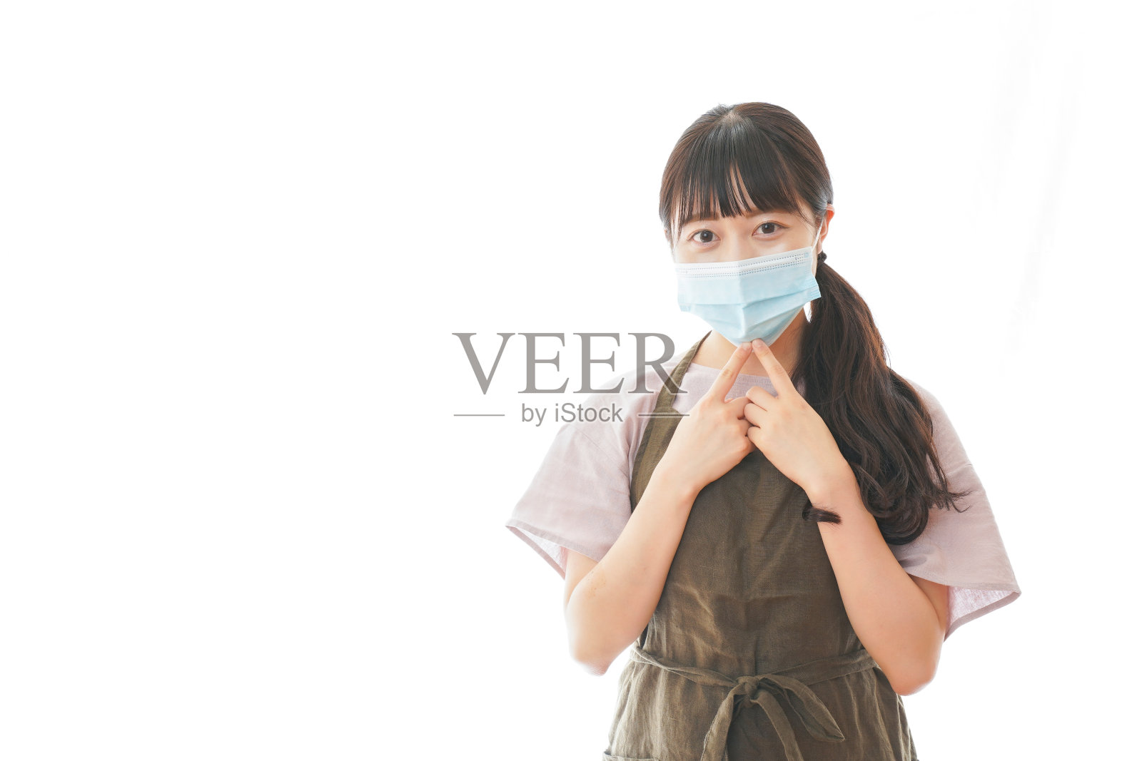 戴面具的年轻家庭主妇照片摄影图片