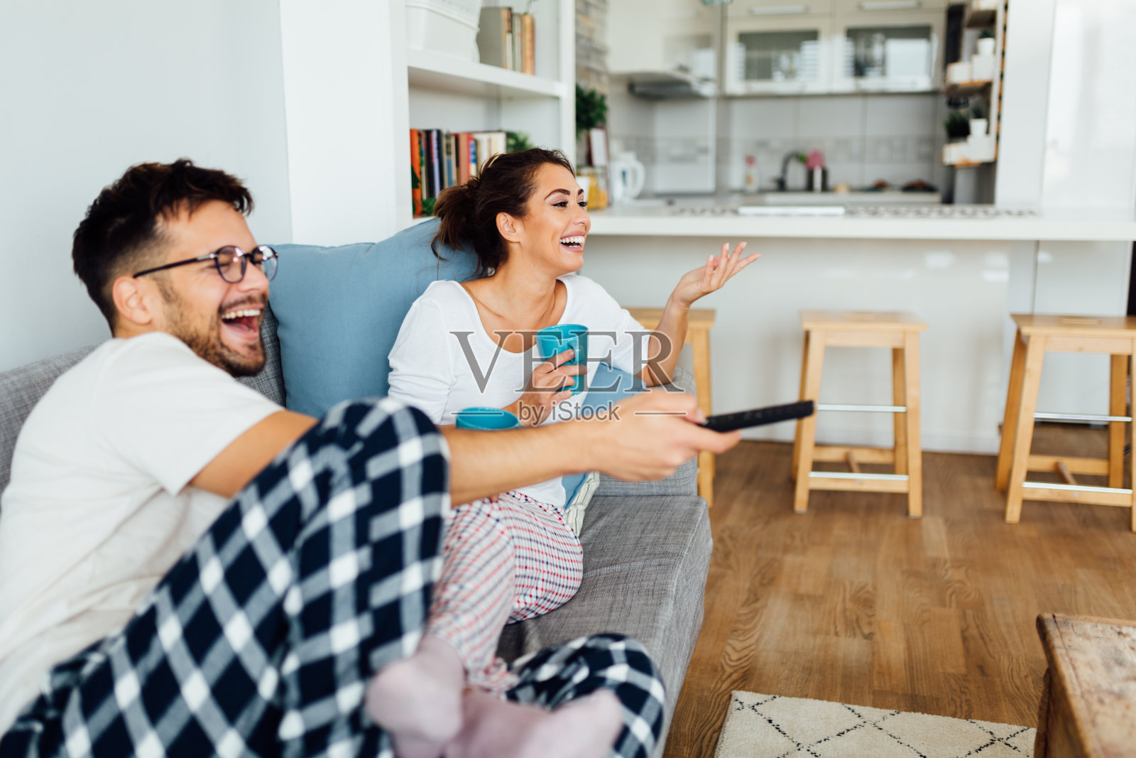 幸福的白人夫妇坐在家里，看电视照片摄影图片