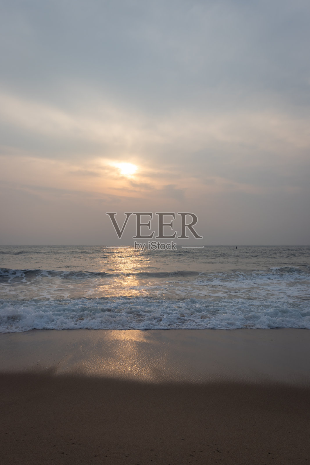 印度本地治里沙滩上的日出照片摄影图片