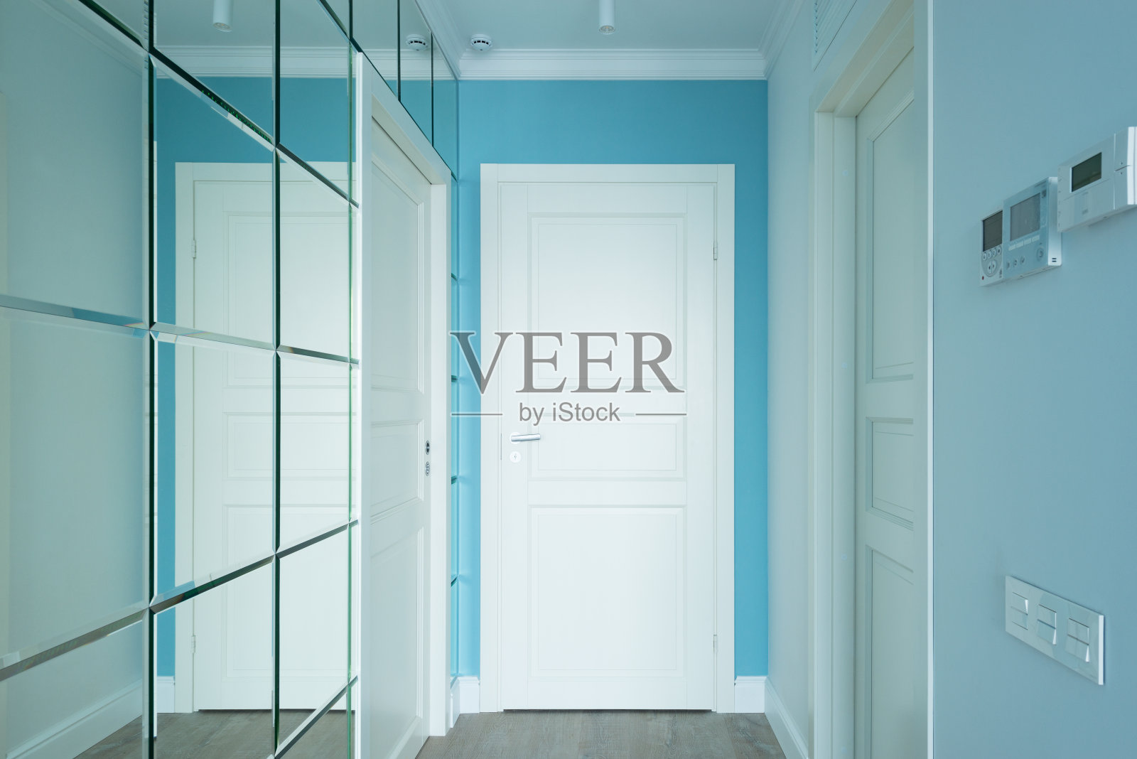 公寓内镜子旁的门。照片摄影图片