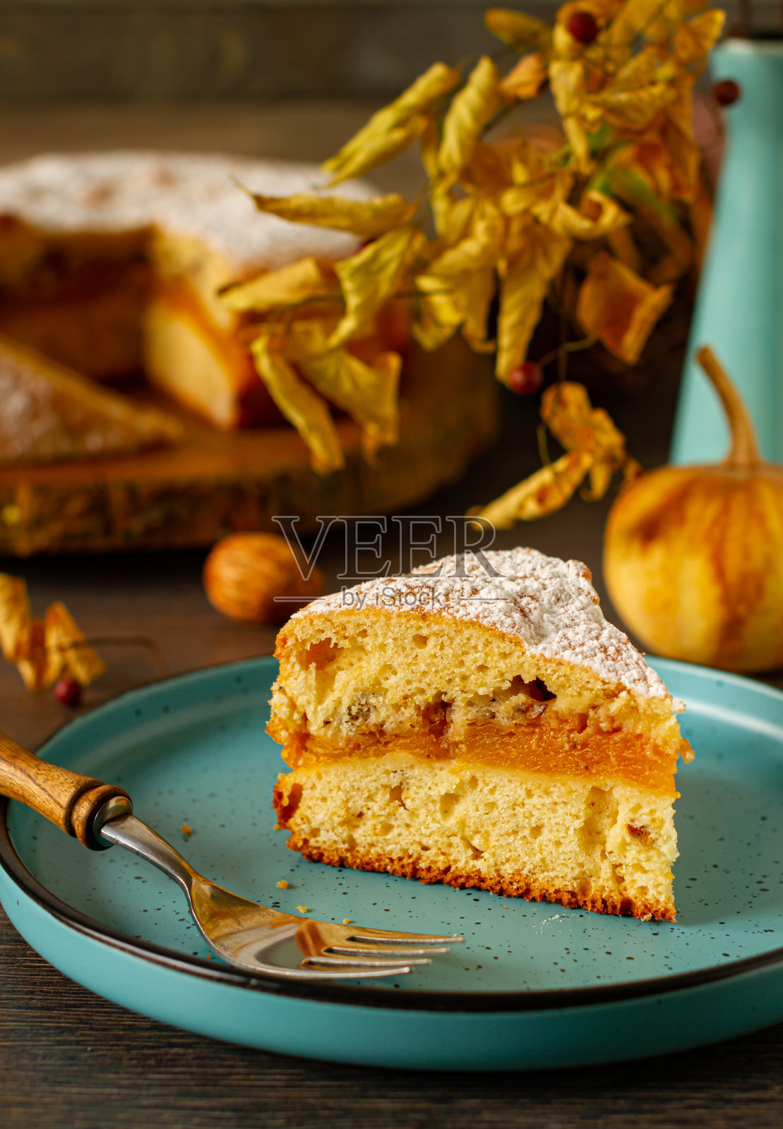 自制的，质朴的南瓜蛋糕放在秋季装饰桌上照片摄影图片