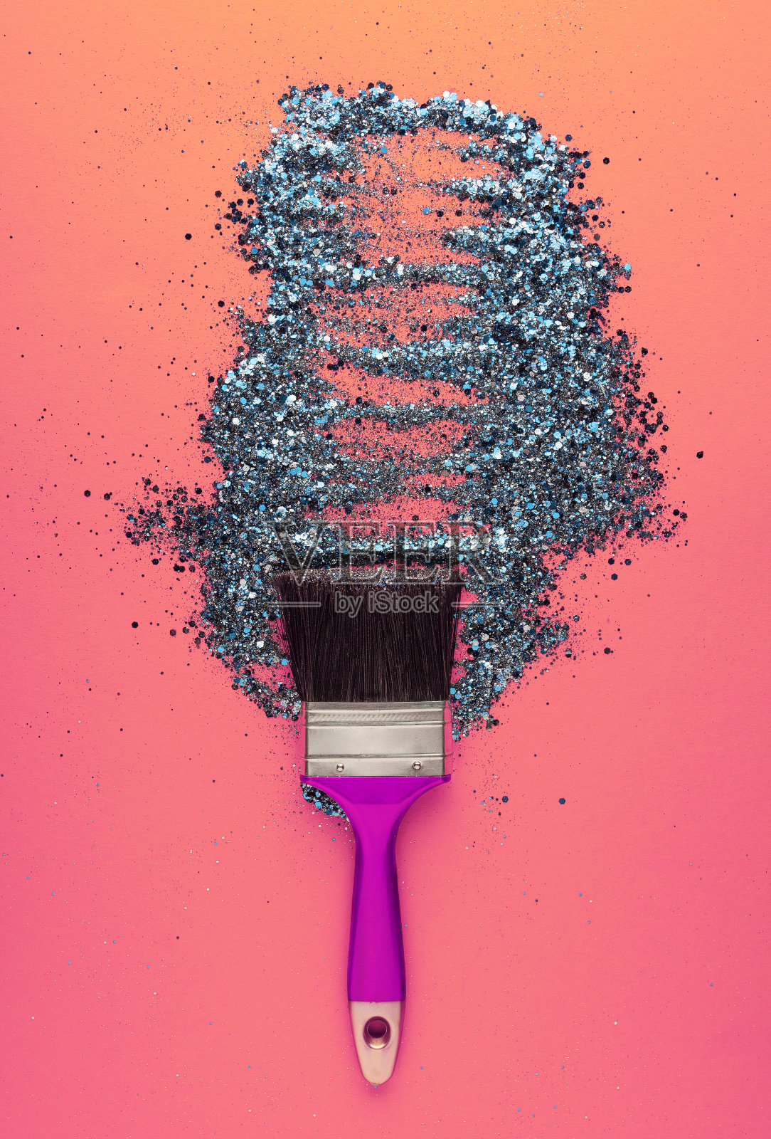 画笔用明亮的蓝色闪闪发光的宽笔触绘制。照片摄影图片