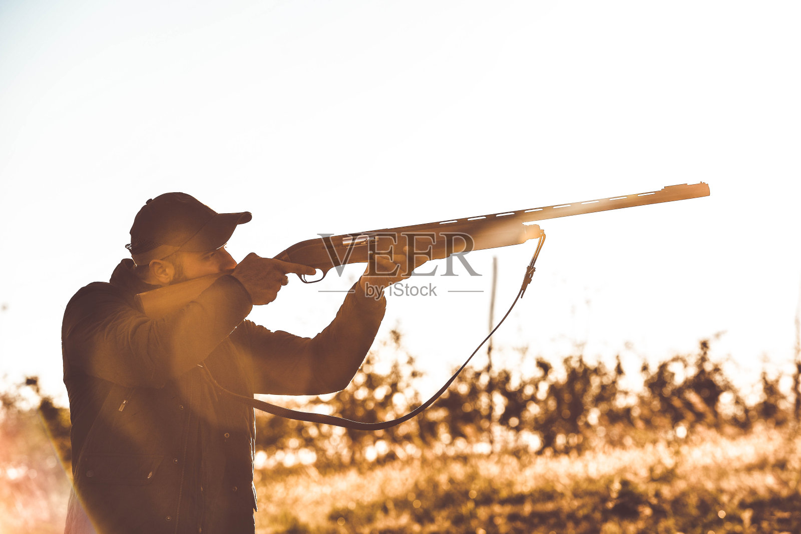 一个带枪的猎人。秋季狩猎。猎人。照片摄影图片