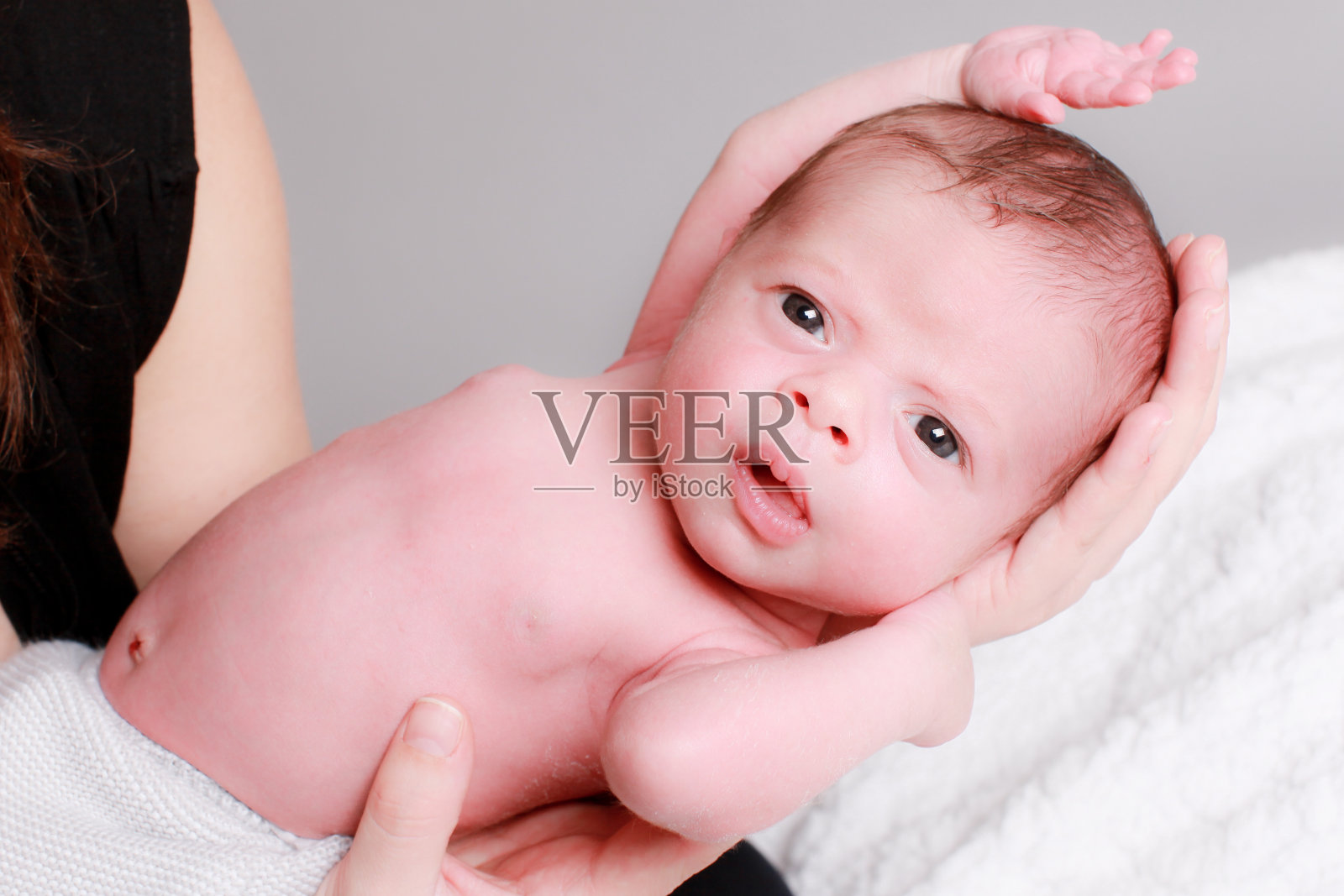 新生儿睡得很安稳照片摄影图片