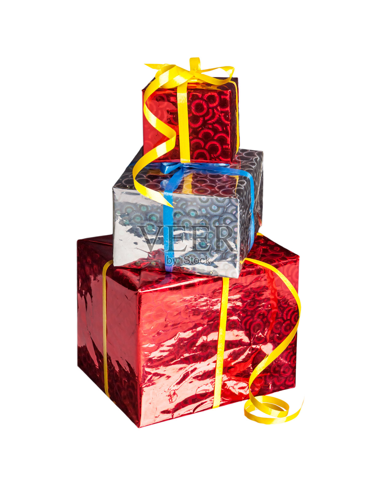 三件包装为红色和银色的礼物彼此孤立地放在白色的背景上照片摄影图片