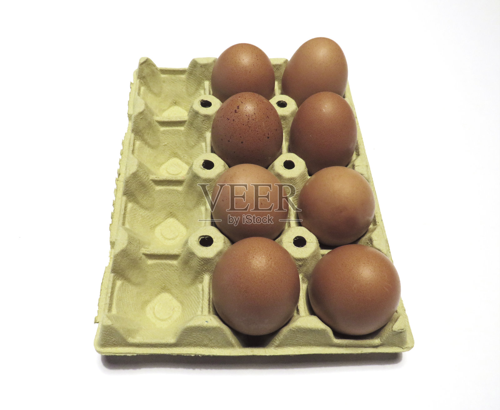 鸟瞰图生态棕色鸡蛋在可回收纸板。新鲜的自由放养鸡蛋包装隔离在白色背景。照片摄影图片