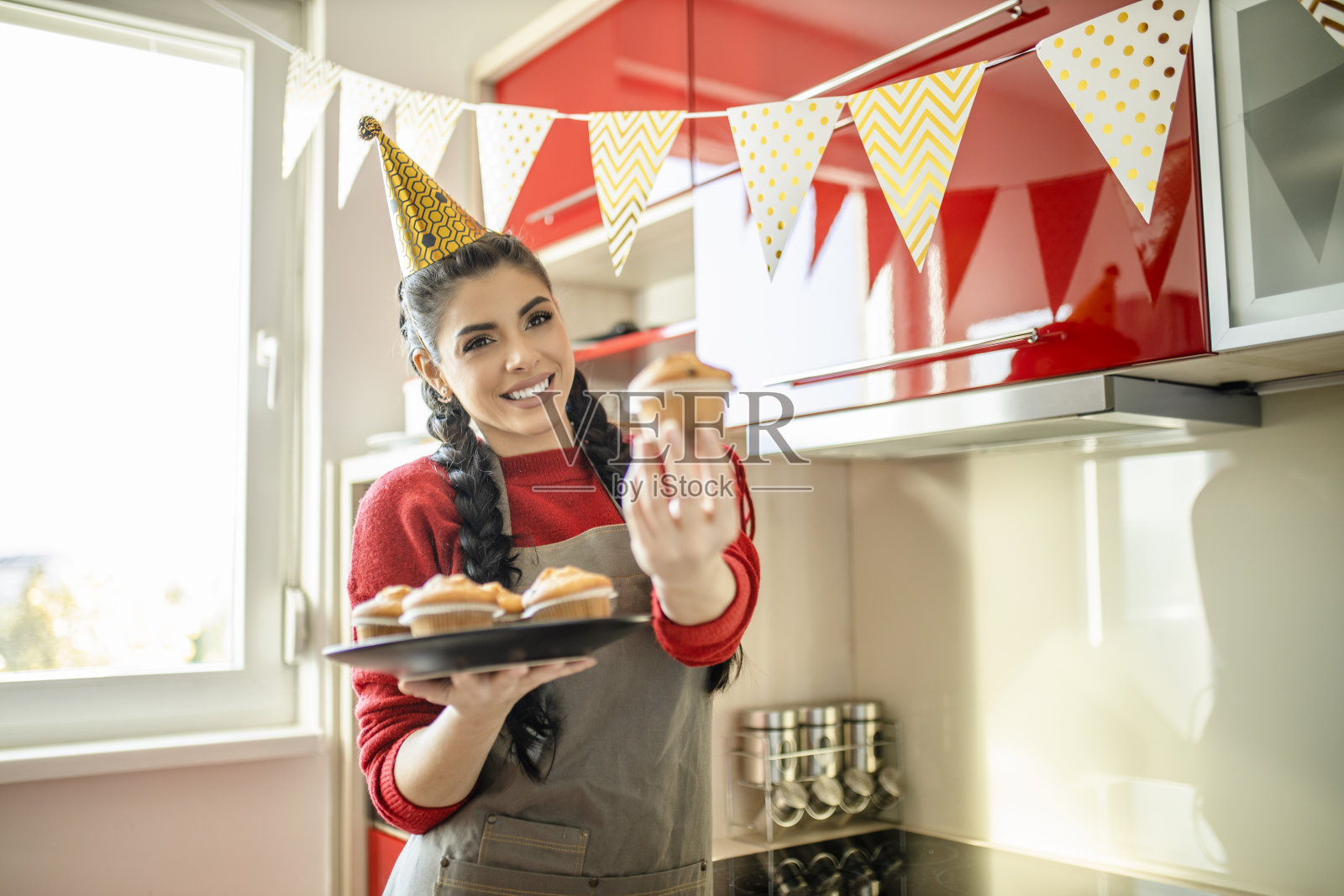 年轻漂亮的女士正在为生日派对准备松饼照片摄影图片