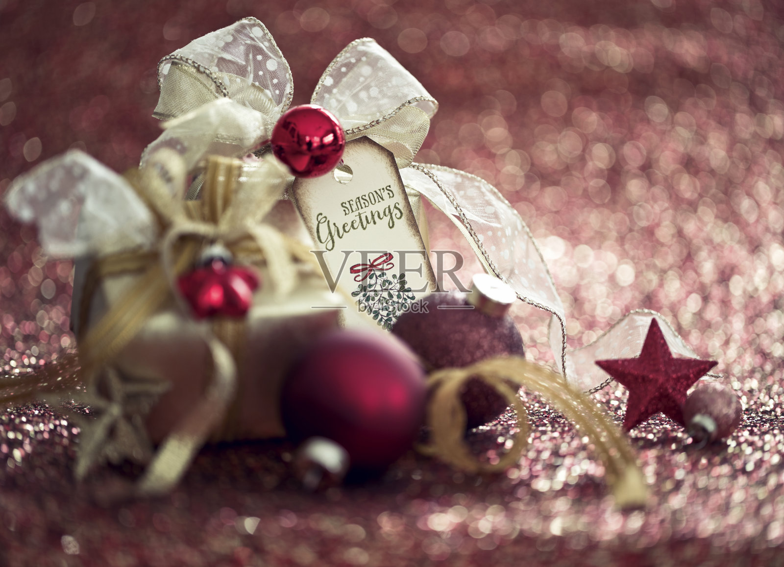 红色背景上的圣诞礼物和红色小玩意照片摄影图片