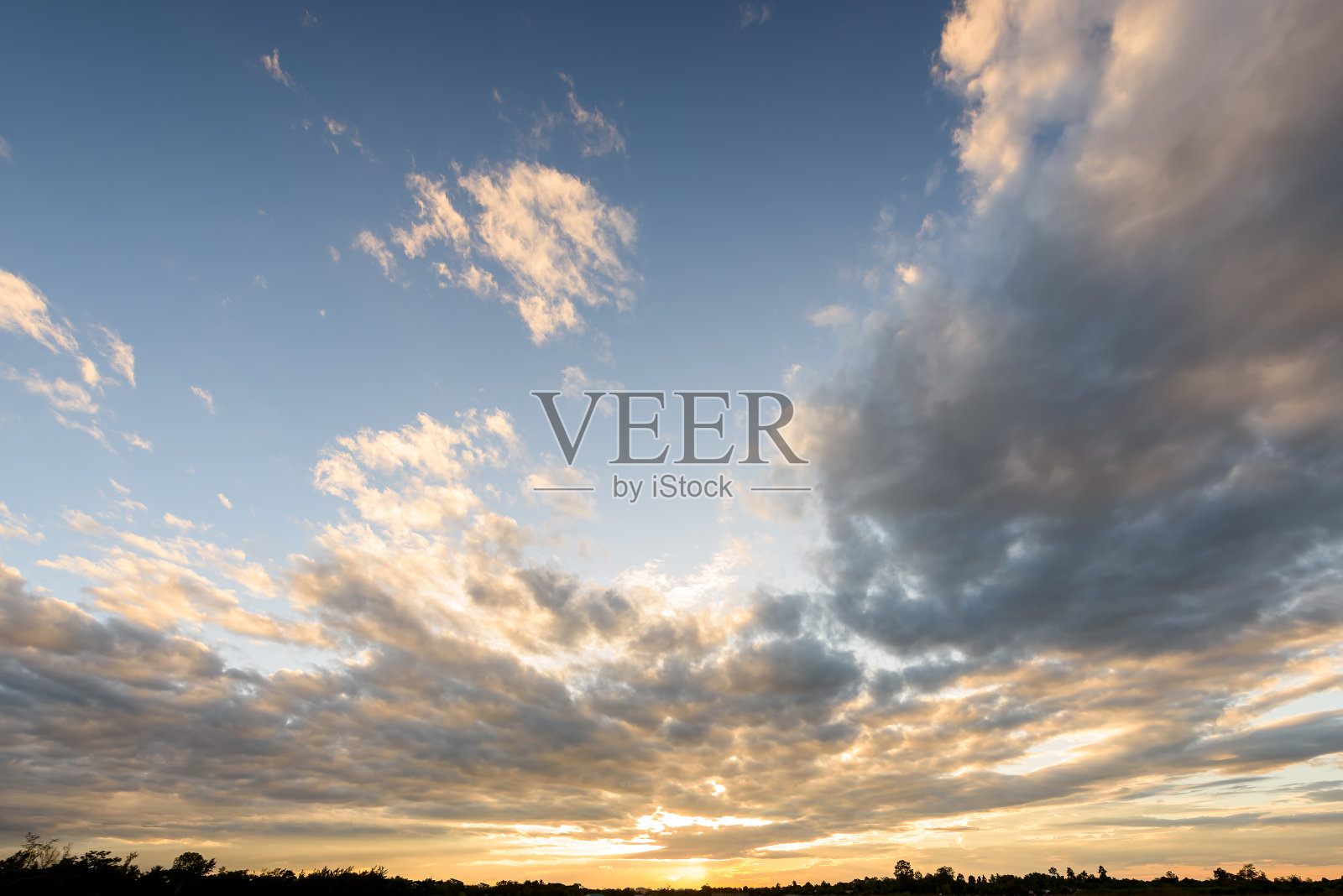 美丽的云彩和日落的天空背景照片摄影图片