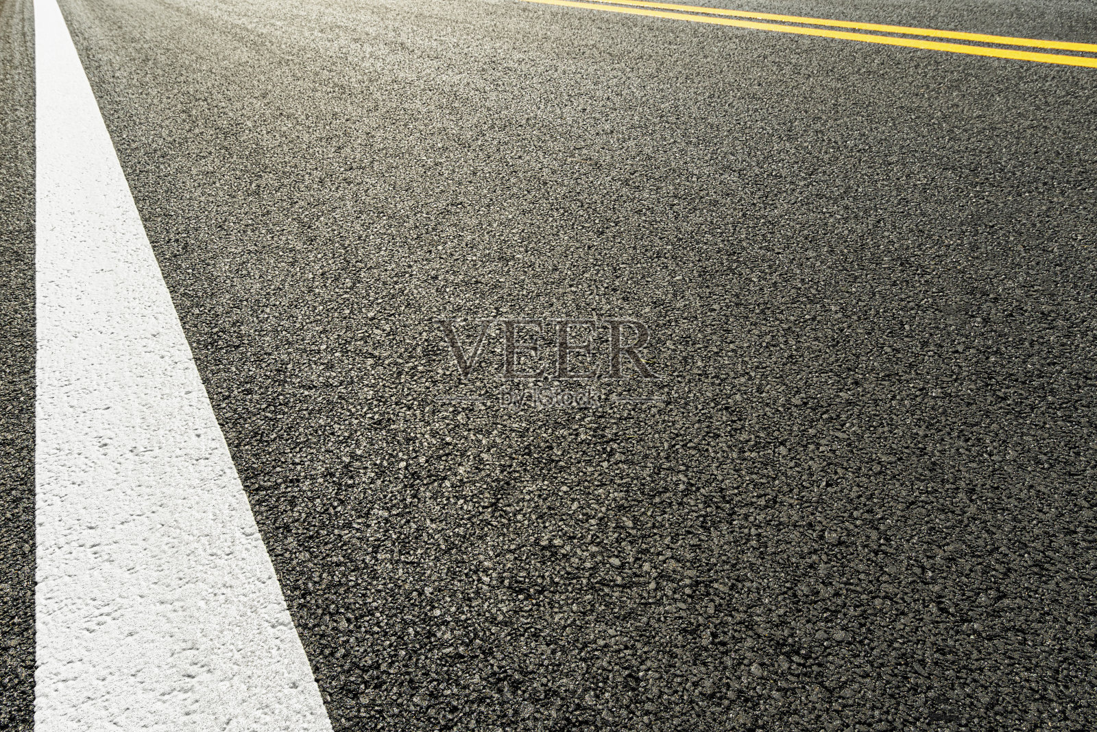 新铺的道路上新刷的白色路标照片摄影图片