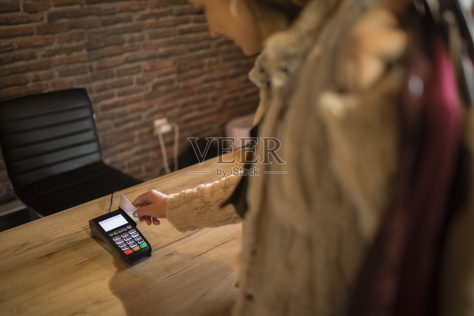 买衣服用信用卡付账的女人照片摄影图片