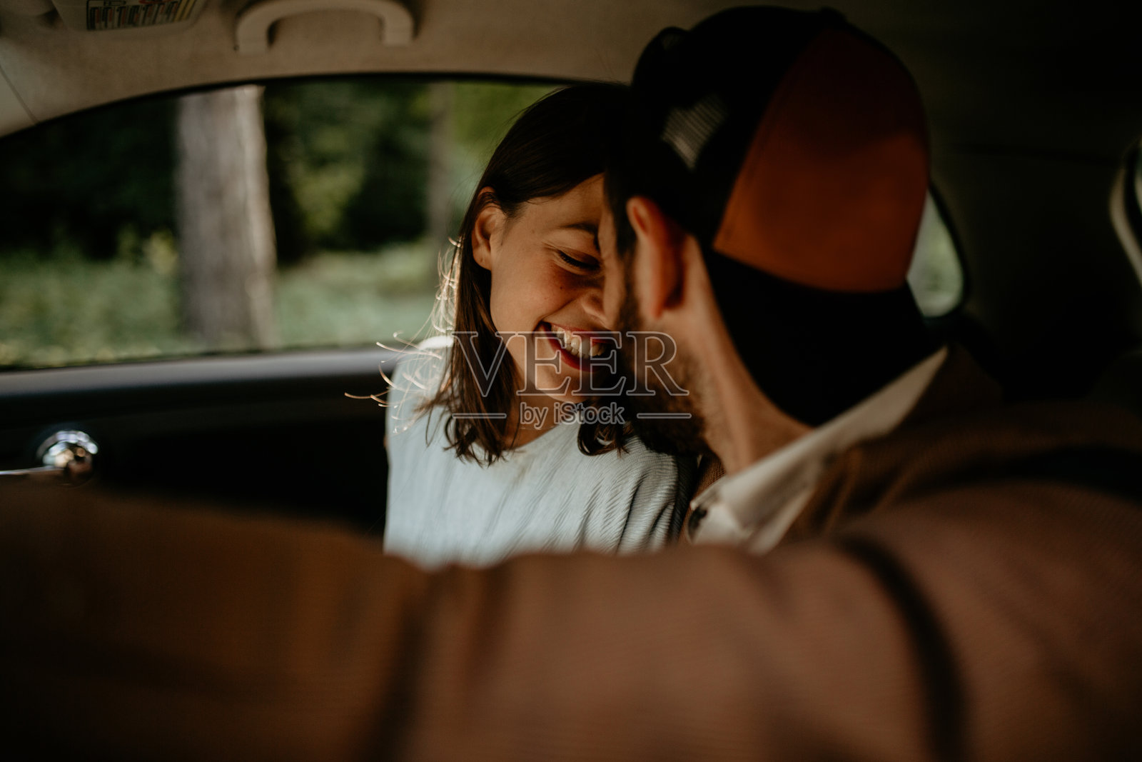 骑马前亲吻和微笑照片摄影图片