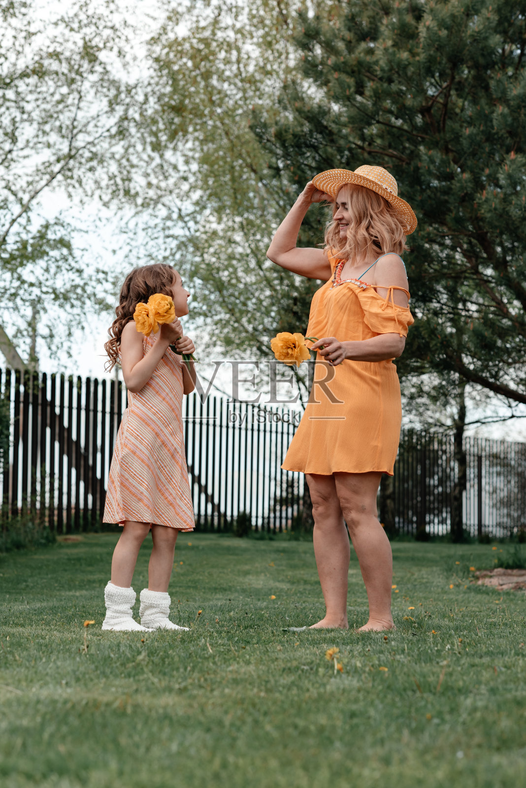 妈妈和女儿在好天气里出去散步。照片摄影图片