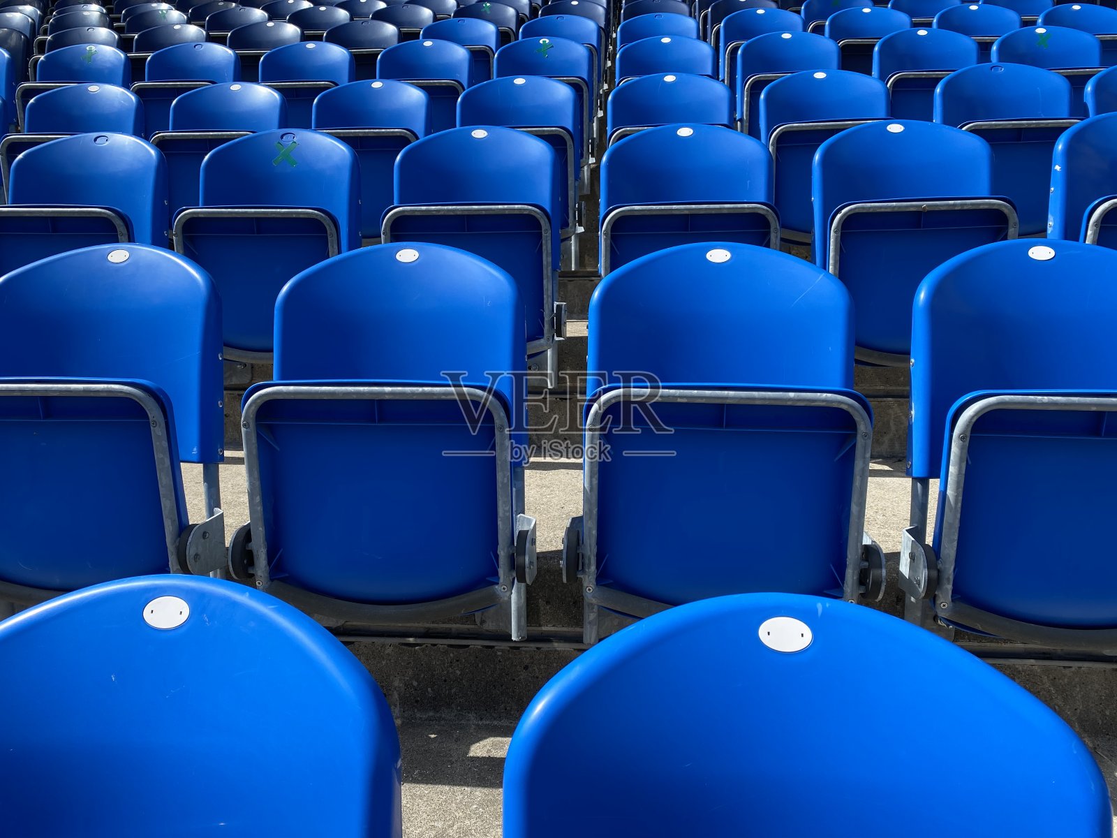 空荡荡的蓝色体育场座位等待着支持者照片摄影图片