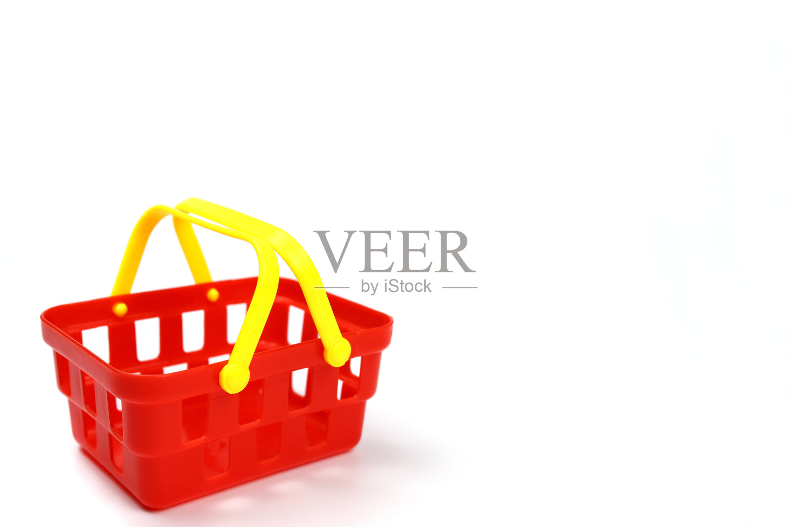 超市玩具篮子由红色塑料隔离在白色背景照片摄影图片