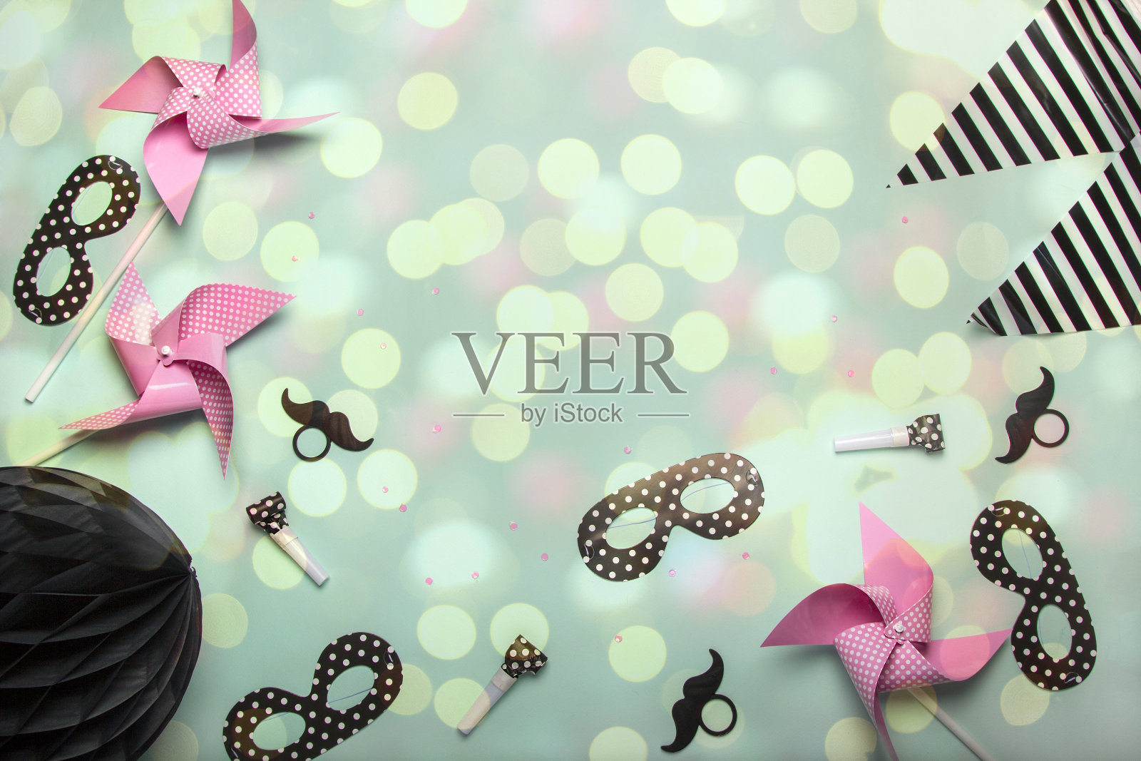 五彩缤纷的庆祝派对背景。嘉年华装饰，彩带，风车，气球，吹风机和纸屑在薄荷桌上。生日快乐，圣诞快乐，新年快乐照片摄影图片