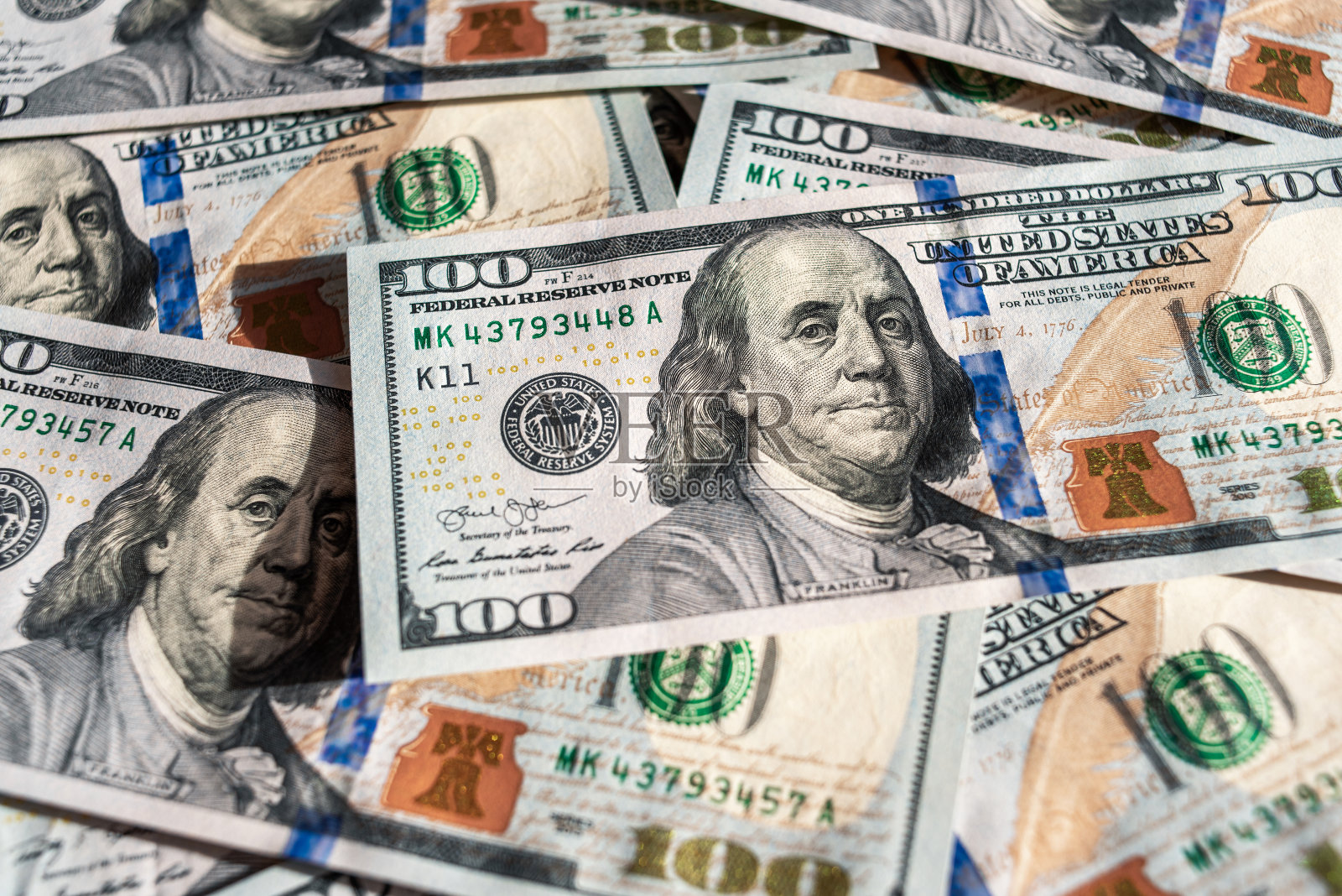 一套一百美元的钞票，美元照片摄影图片