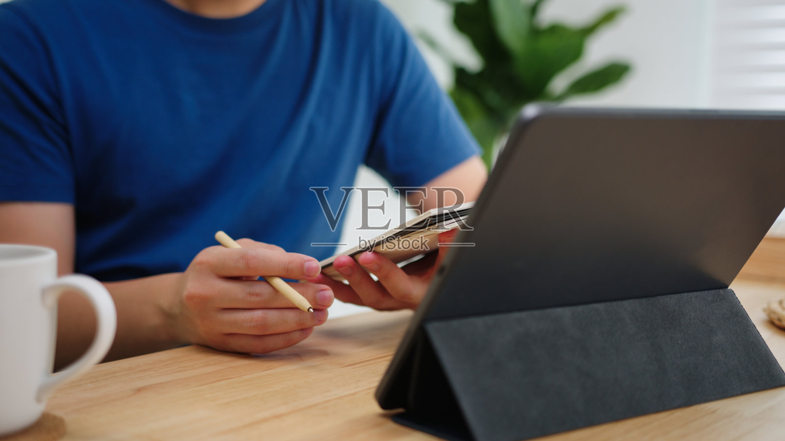 自信的年轻亚洲商人，穿着休闲服装，进行视频电话会议交谈，与团队或同事讨论，通过平板电脑网络摄像头进行在线会议交流。远程工作的概念。照片摄影图片