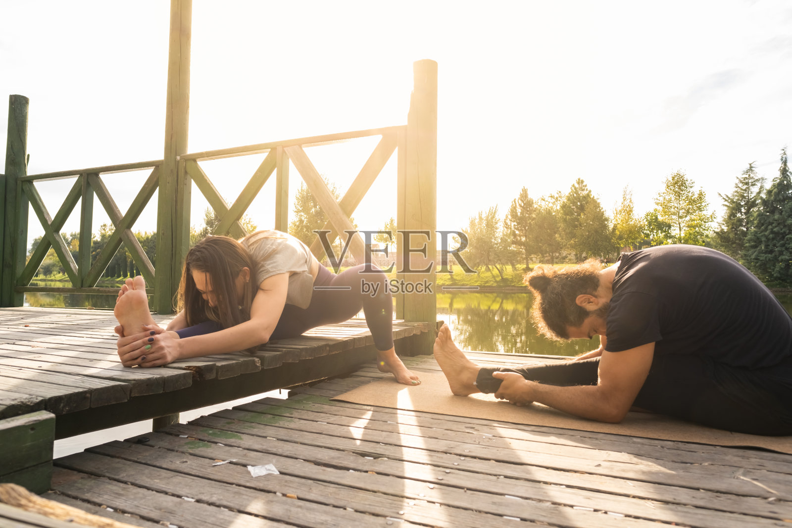 一对运动情侣在自然公园伸展和运动照片摄影图片