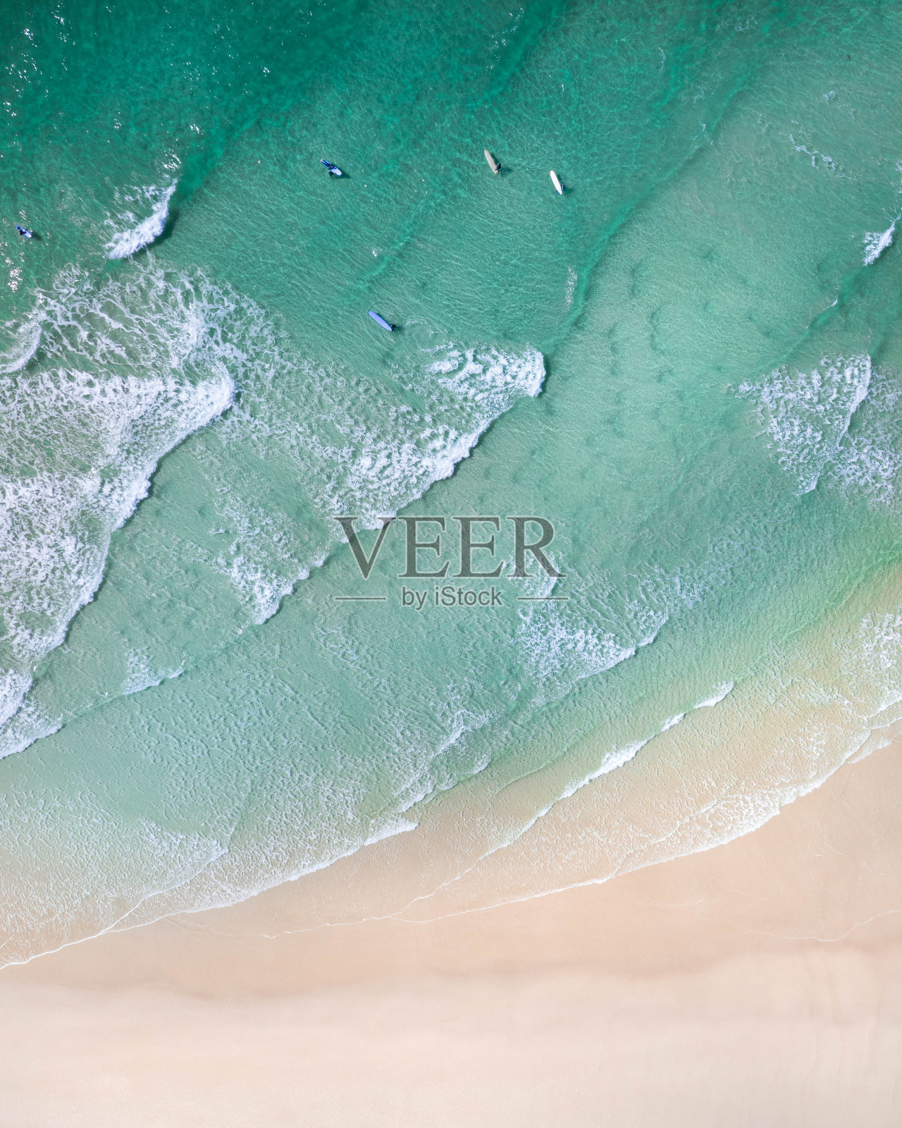 鸟瞰图上的一个度假村庄的海滩照片摄影图片