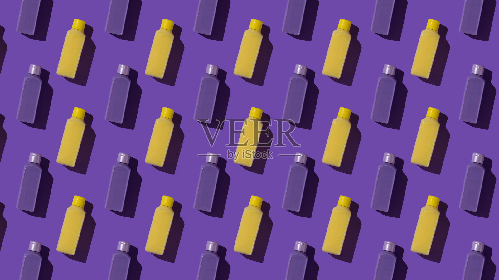 无缝模式的黄色和紫色瓶子上的紫色背景。照片摄影图片