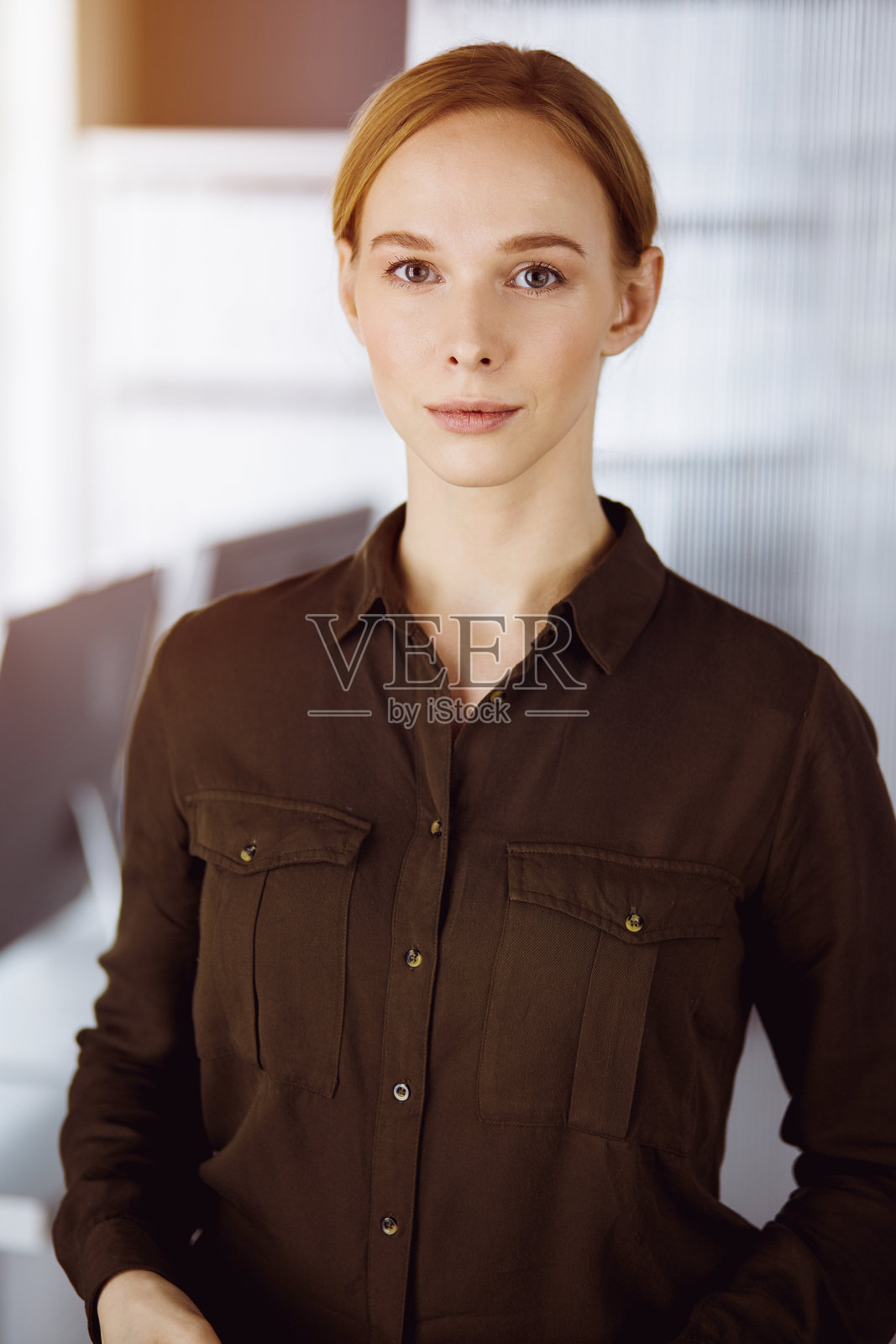 友好的成人休闲着装商务女性站直。商业头像或办公室肖像的概念照片摄影图片