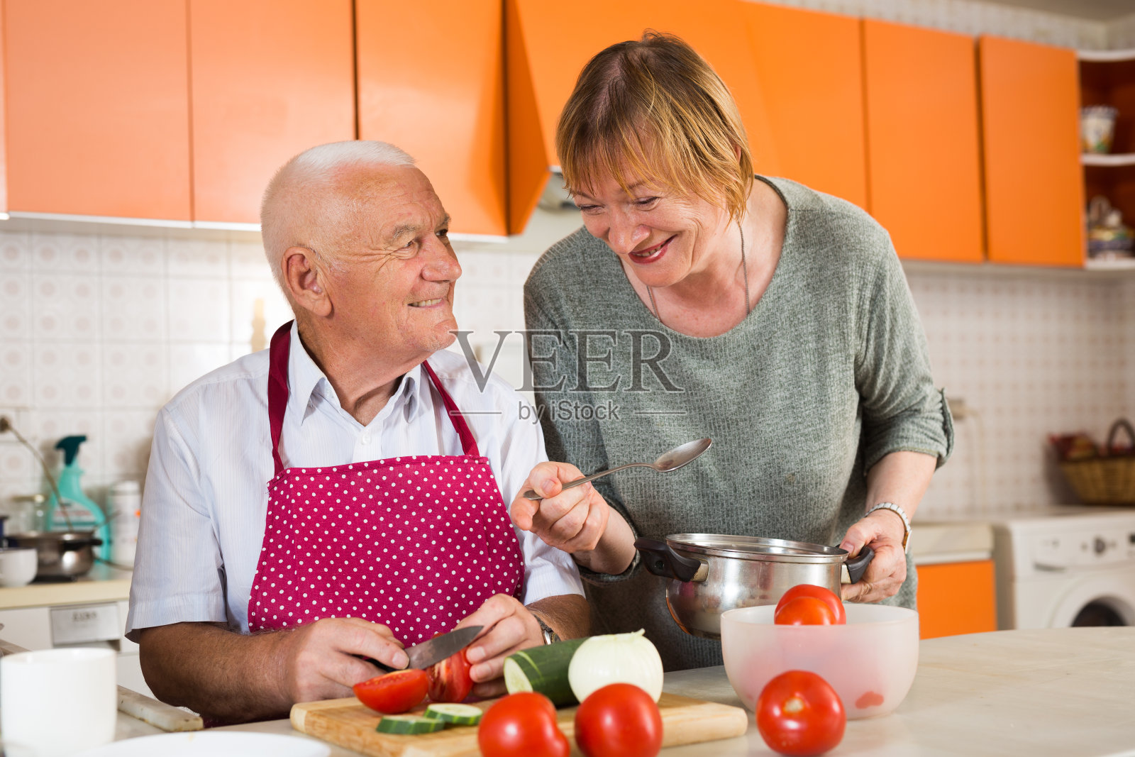 老年夫妇一起做饭照片摄影图片