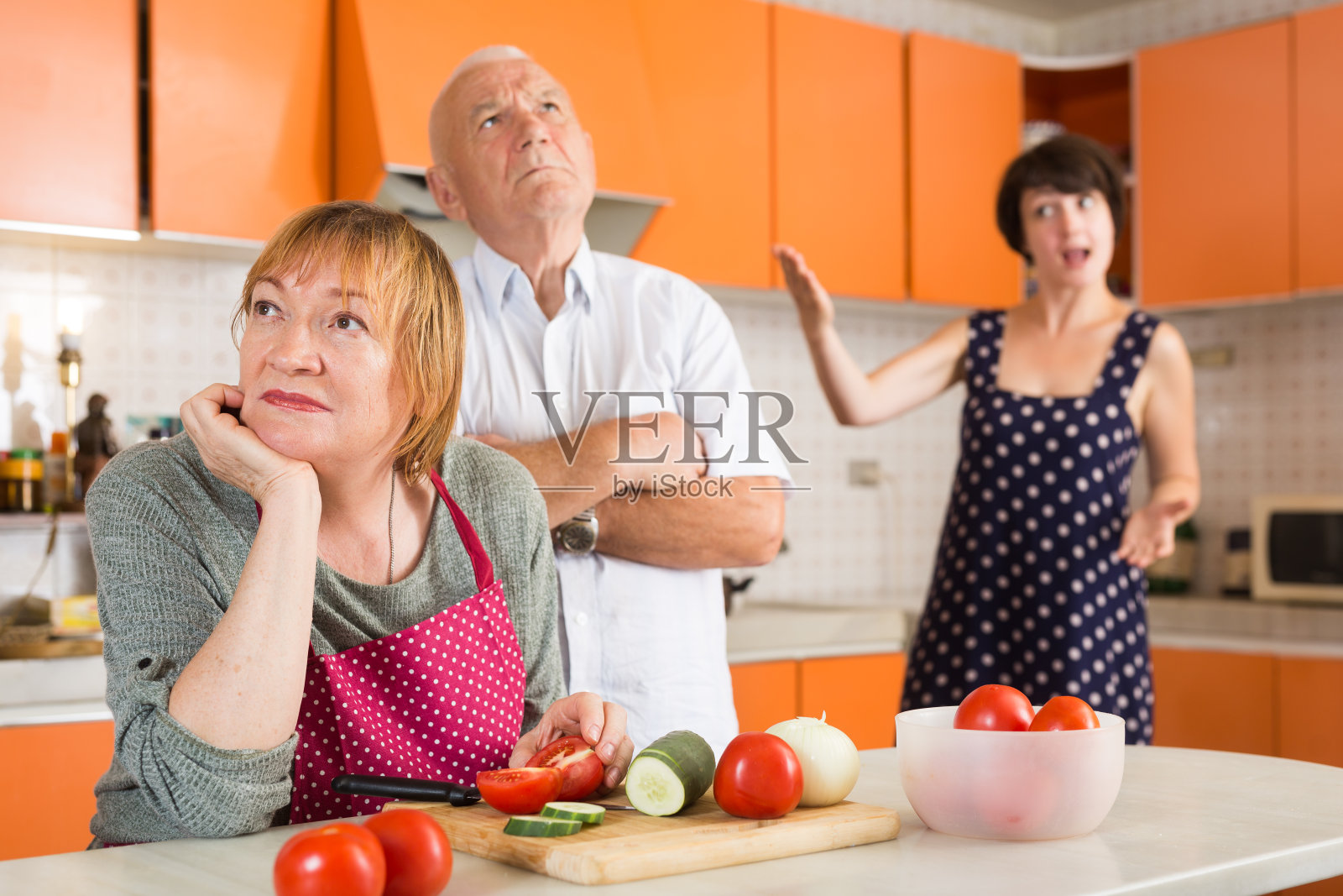 女子得罪了家人照片摄影图片