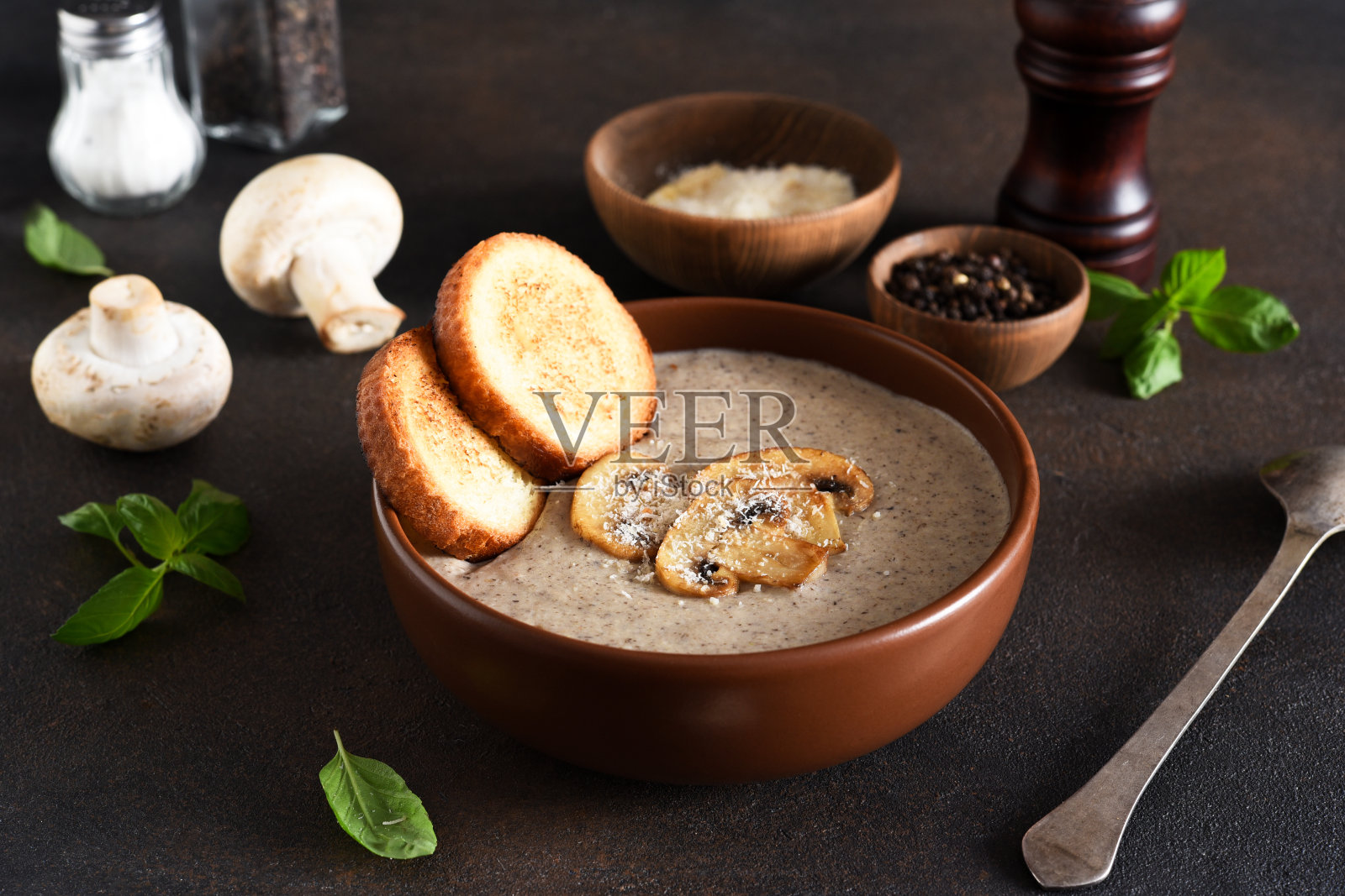 配蘑菇和奶酪的浓汤，背景是混凝土。照片摄影图片