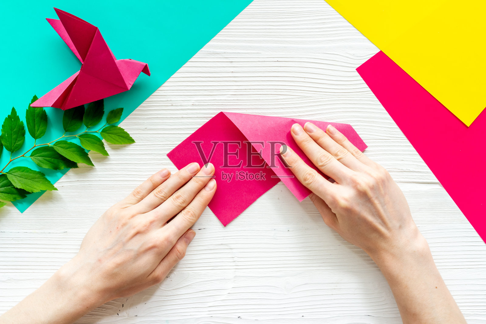 DIY的概念。做折纸鸟，俯视图照片摄影图片