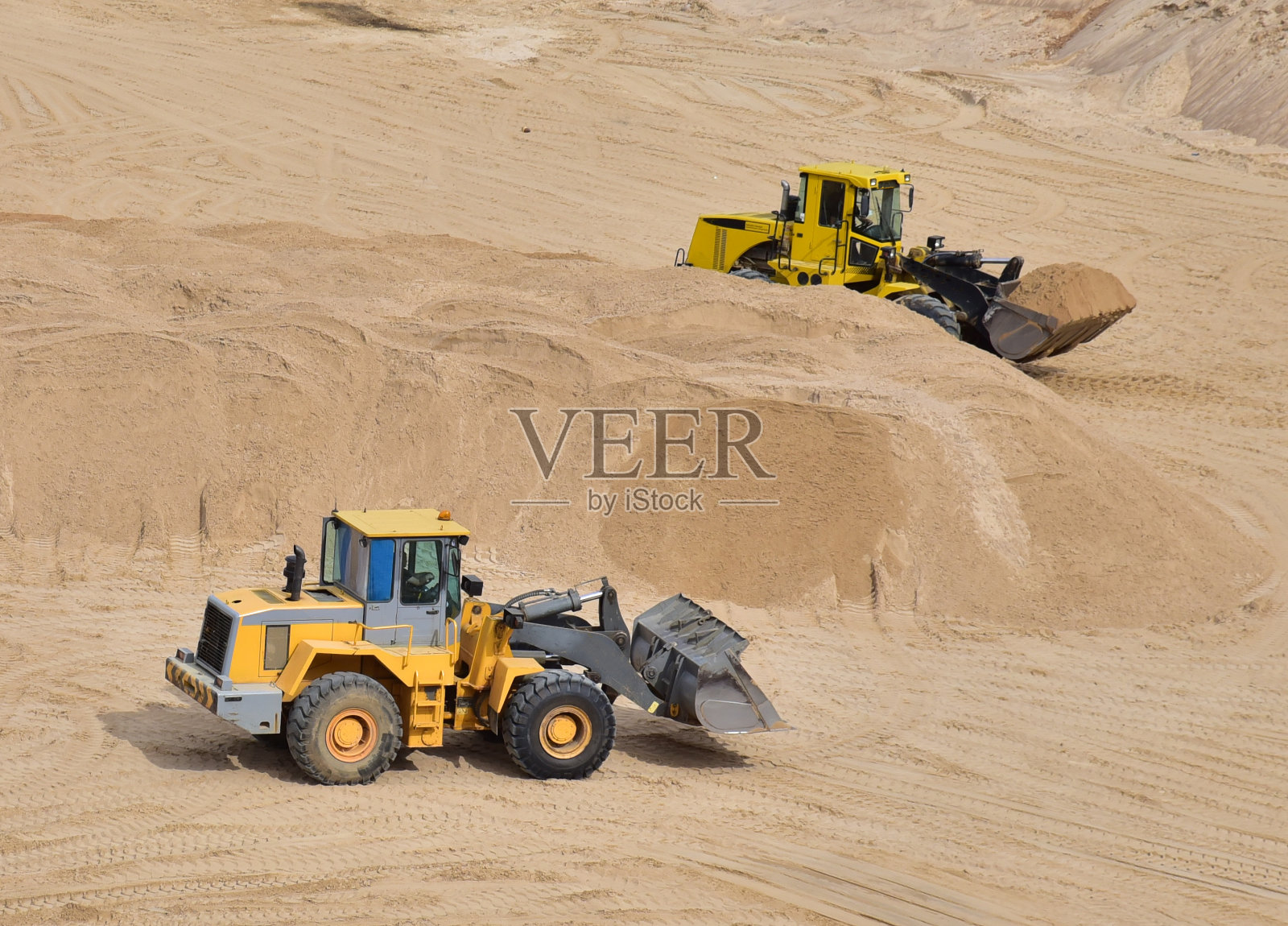 轮式装载机在露天沙坑作业照片摄影图片