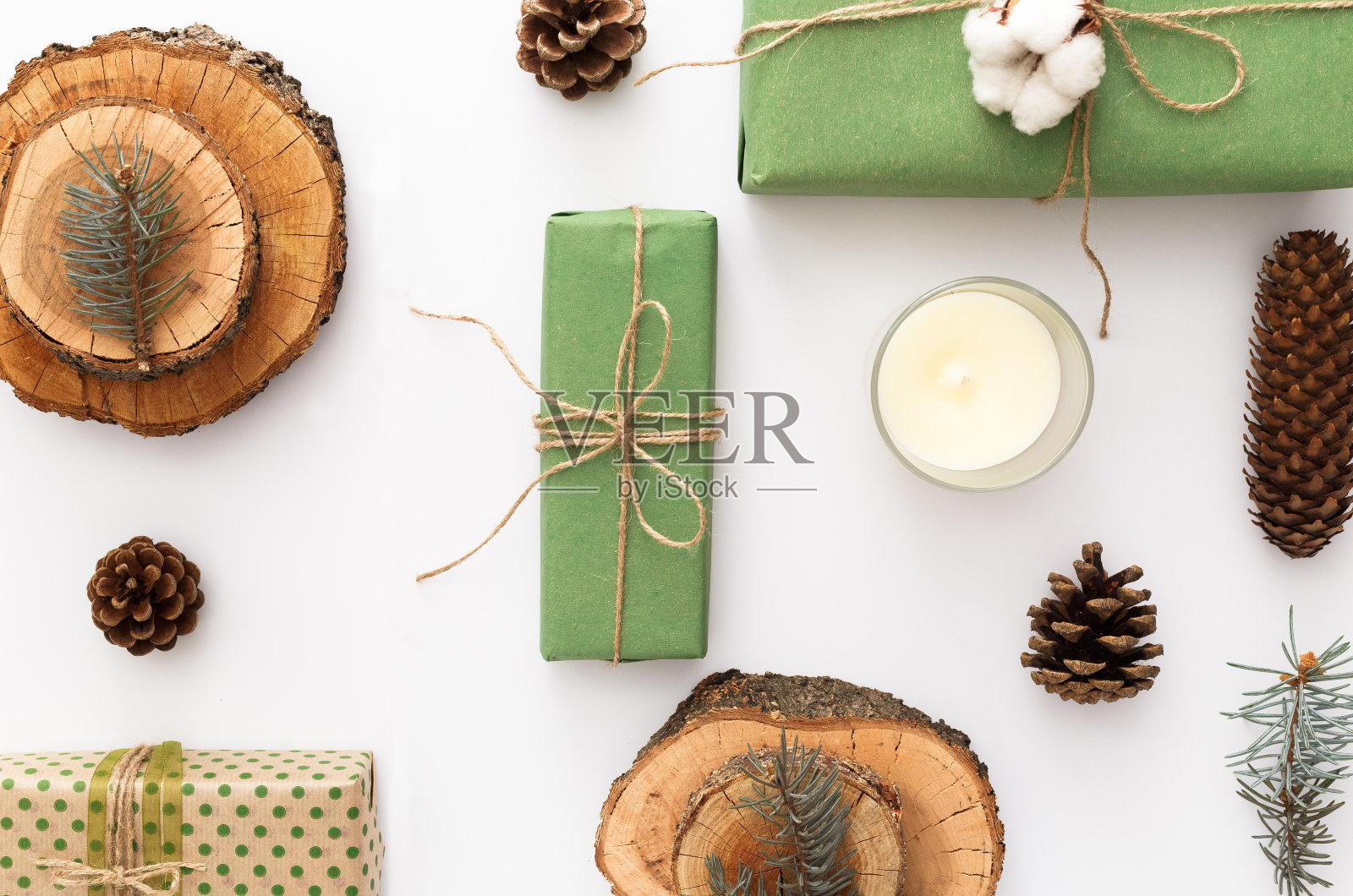 零浪费的圣诞构图背景由松果，树枝，蜡烛，树的年轮，精心制作的礼物没有塑料在白色的桌子上。俯视图，近景，复制空间，背景，平面lay。照片摄影图片