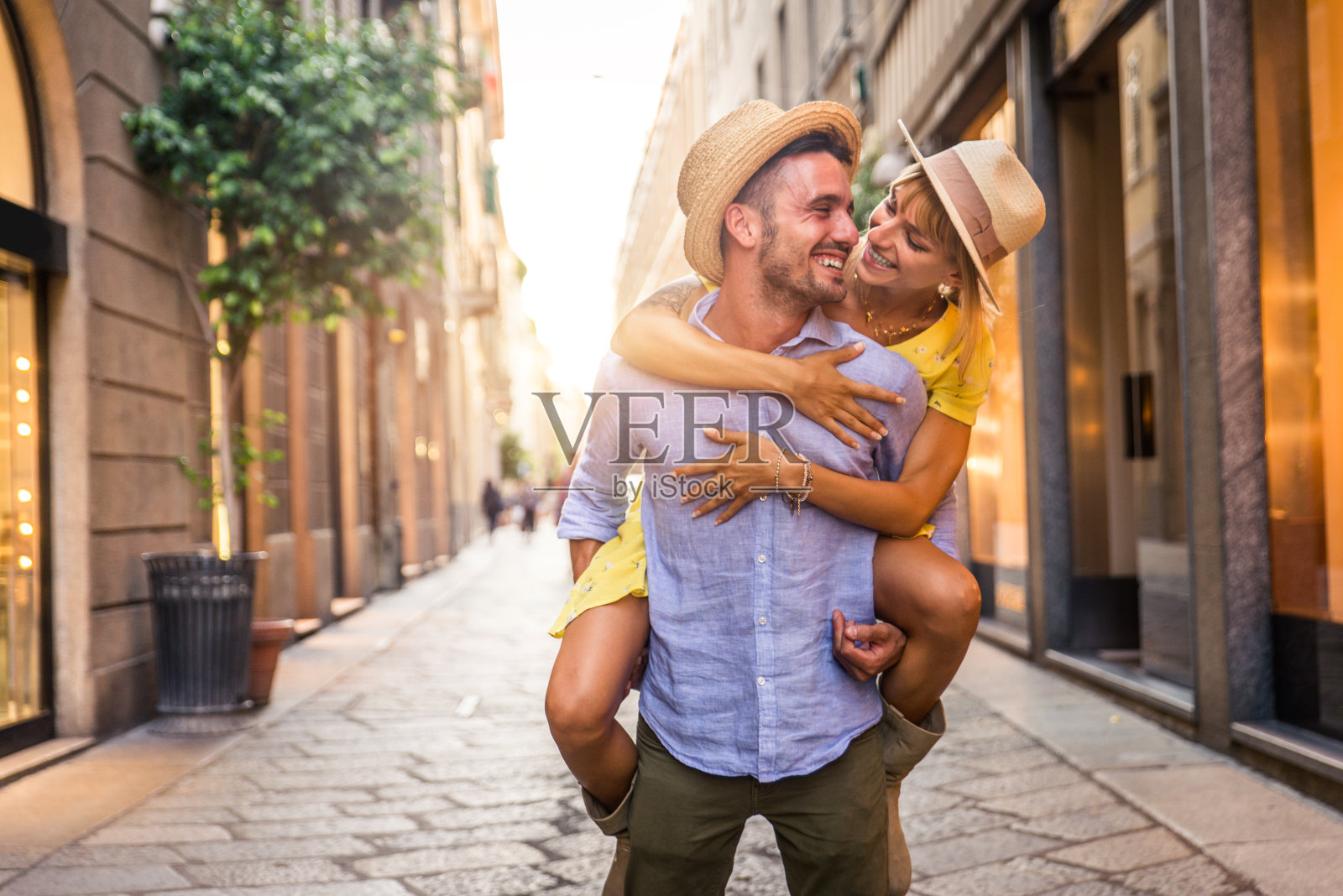 一对快乐的情侣在市中心购物照片摄影图片