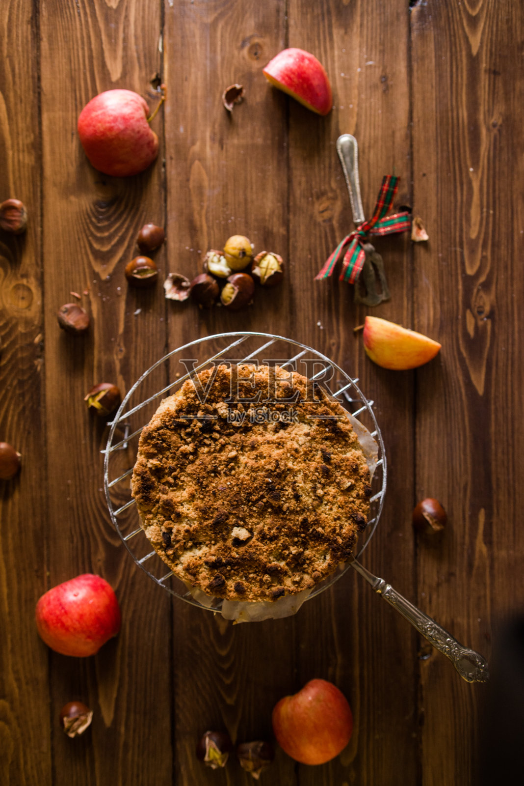 碎栗苹果蛋糕，制作碎栗苹果蛋糕所需的配料俯视图，为万圣节烘焙秋天蛋糕，在一个古老的乡村背景照片摄影图片