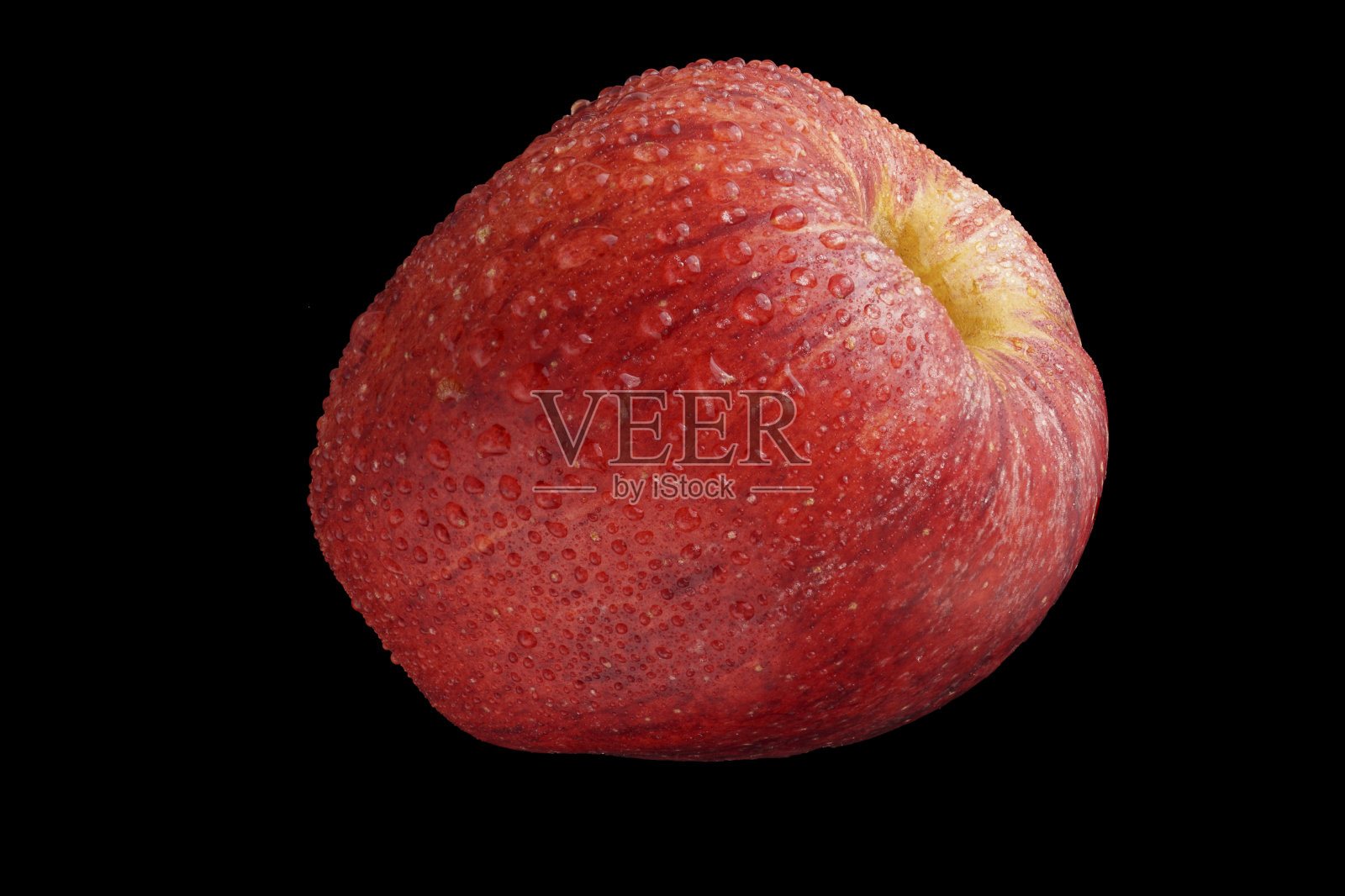 多汁的红苹果在黑色的背景与水滴闪烁在红色的皮肤照片摄影图片