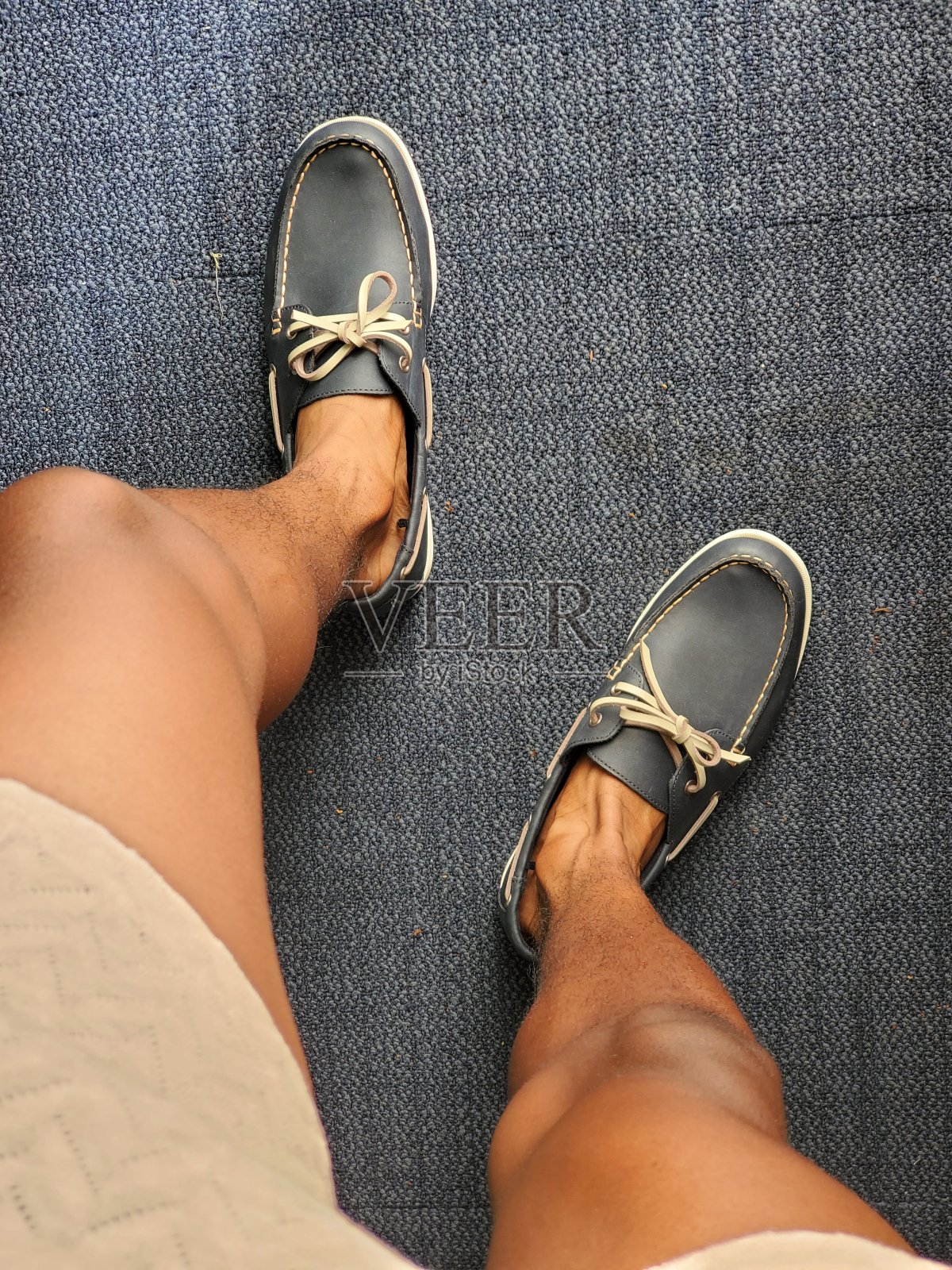 男人的腿和鞋子照片摄影图片