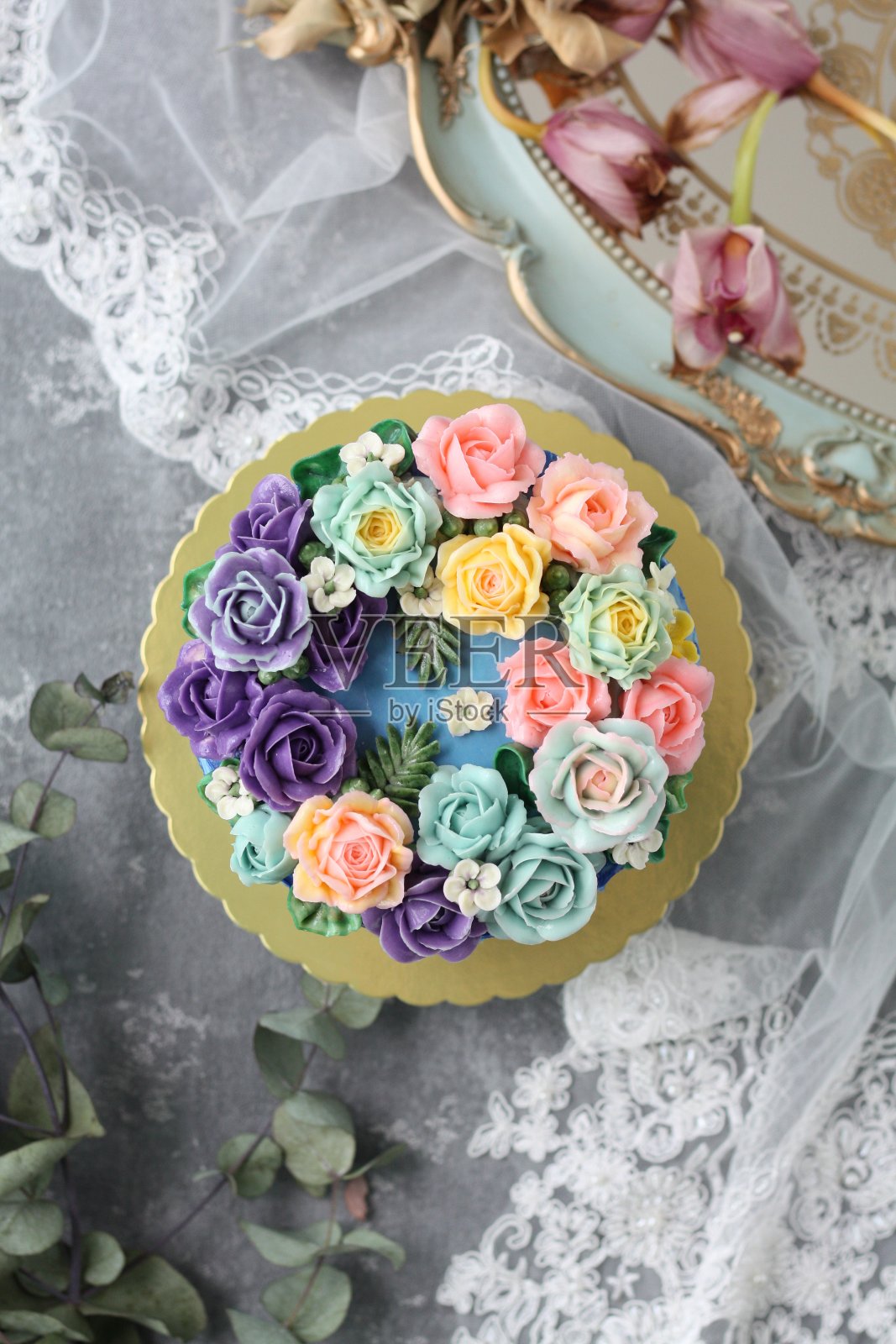 “夏威夷皇冠”奶油花蛋糕-顶视图照片摄影图片